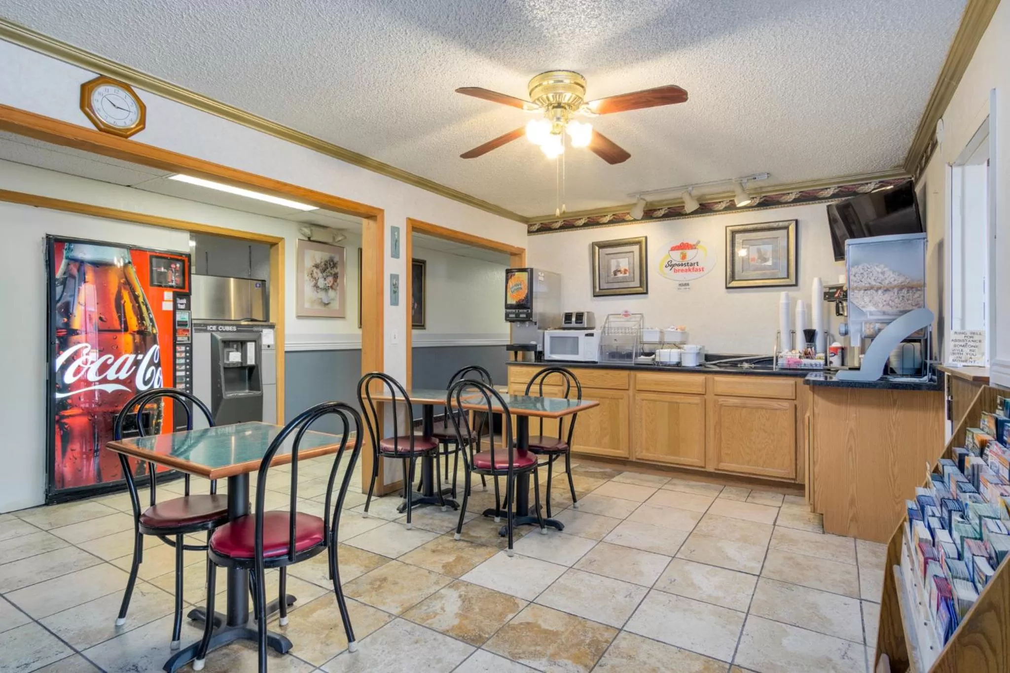 Restaurant/places to eat in Super 8 by Wyndham Limon