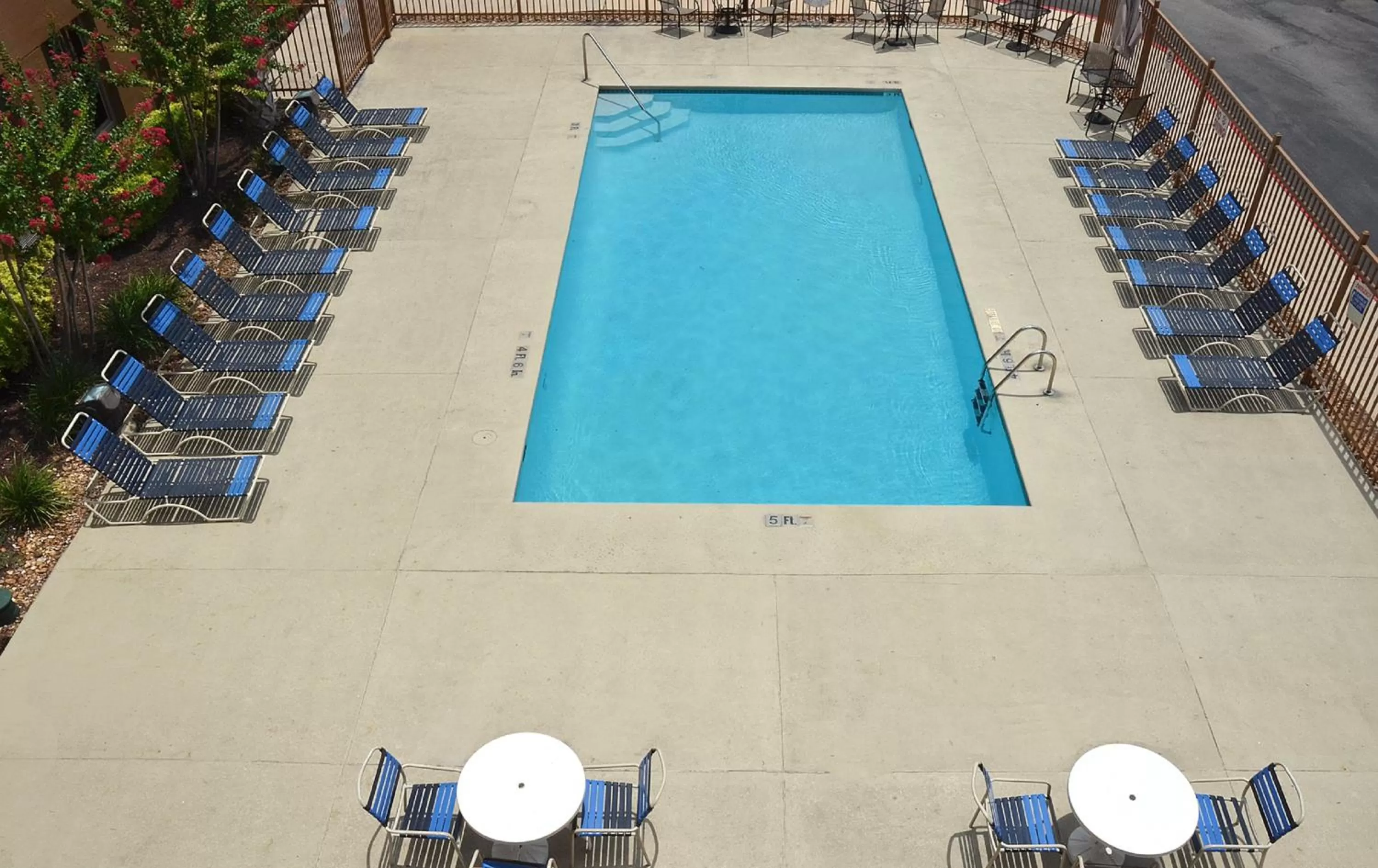 Swimming pool in Red Roof Inn PLUS+ San Antonio Downtown - Riverwalk