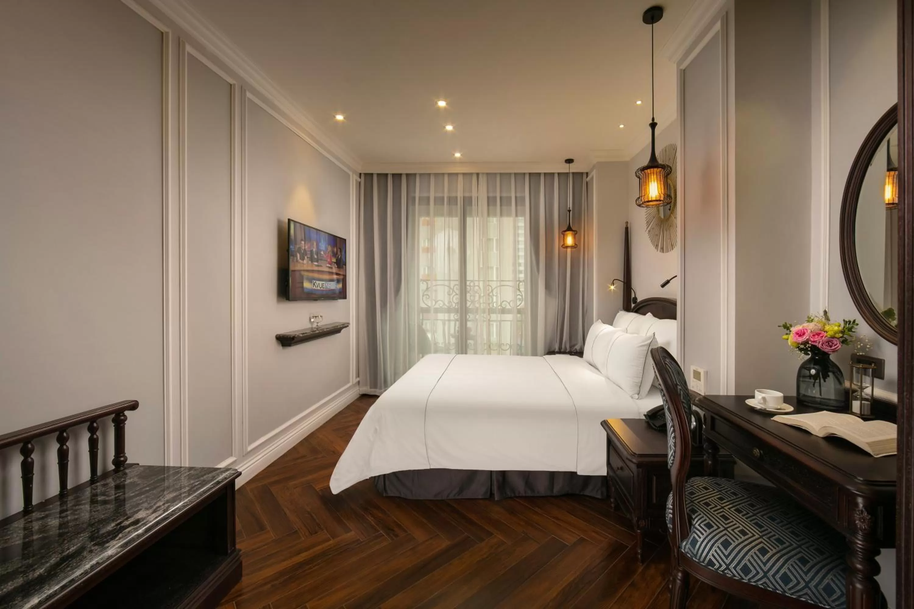 Photo of the whole room, Bed in Canary Hotel