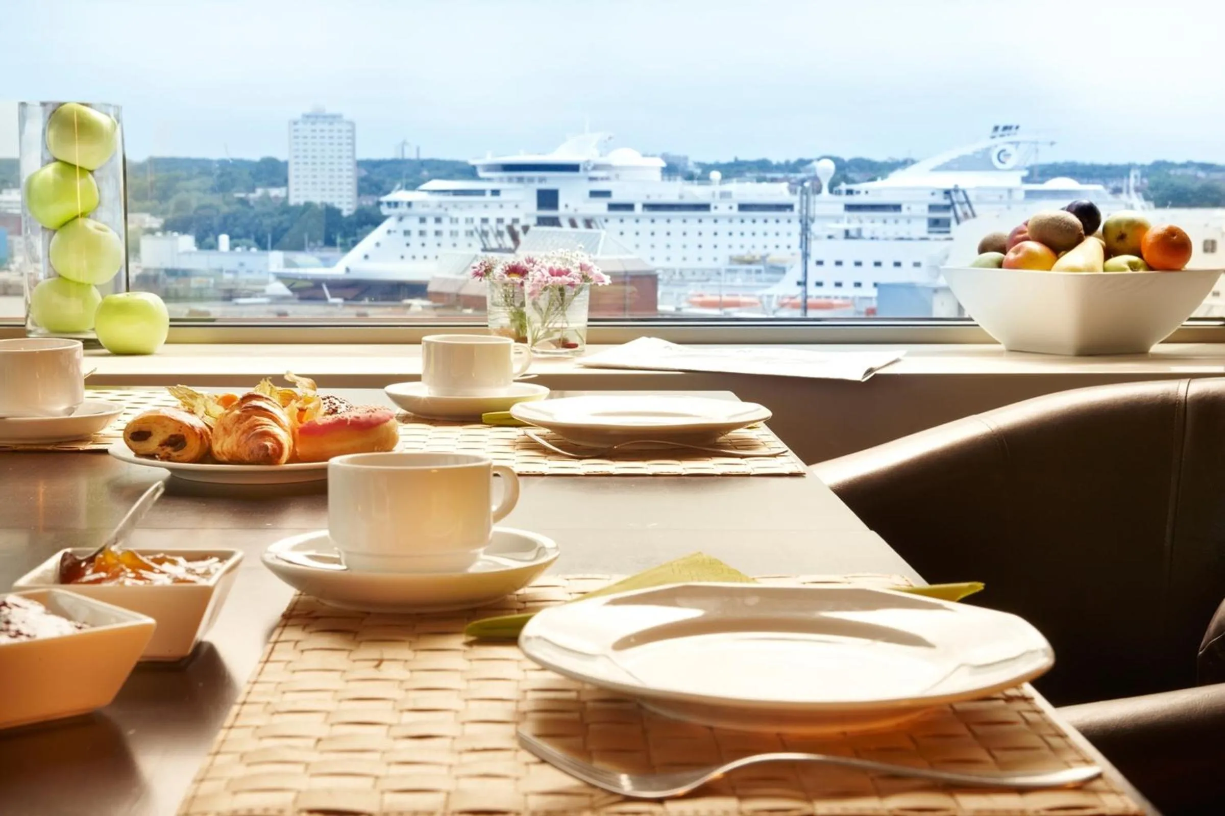 Food and drinks in Hotel Astor Kiel by Campanile