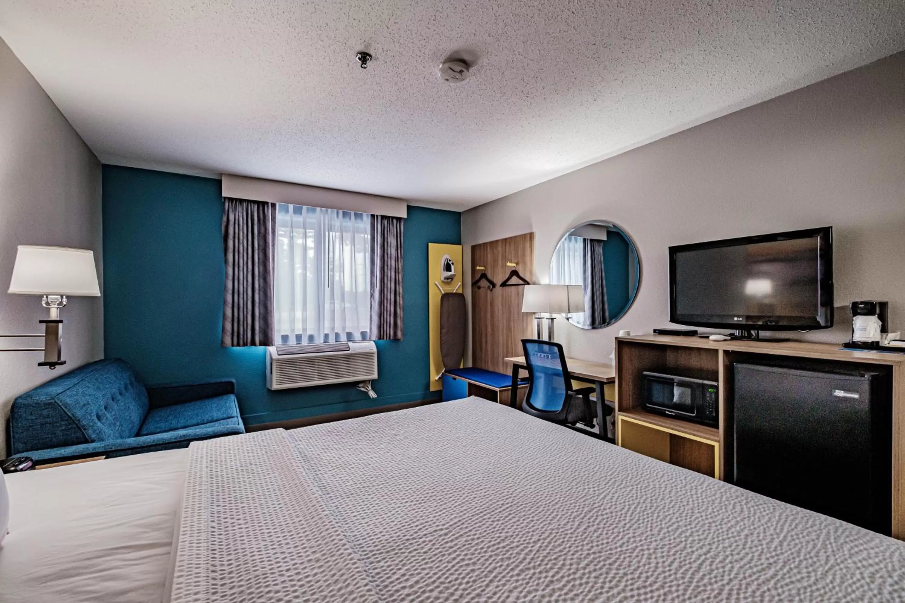 TV and multimedia, Bed in Days Inn by Wyndham Brunswick Bath Area