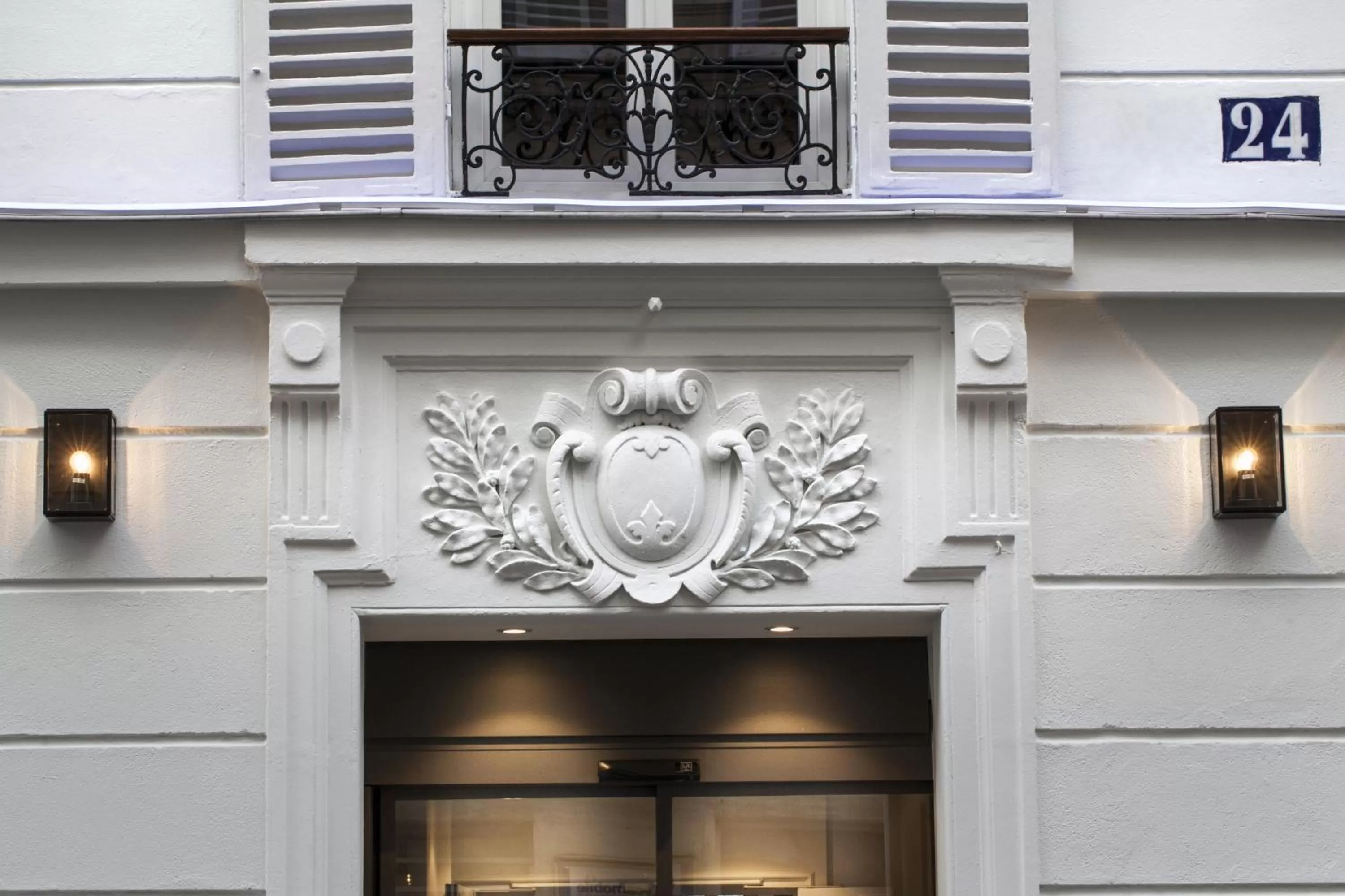 Facade/entrance in Le Mireille