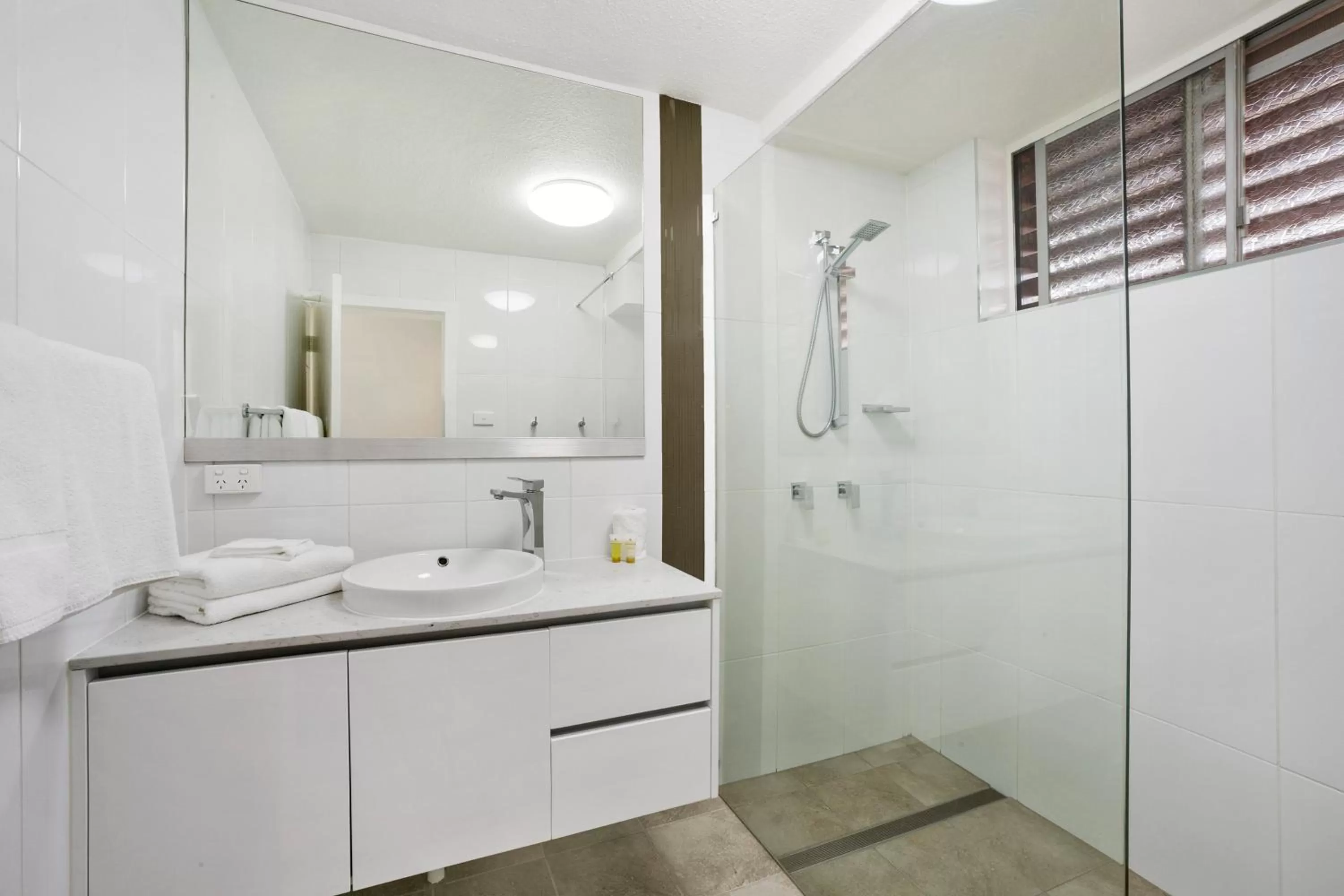 Bathroom in El Motor Inn