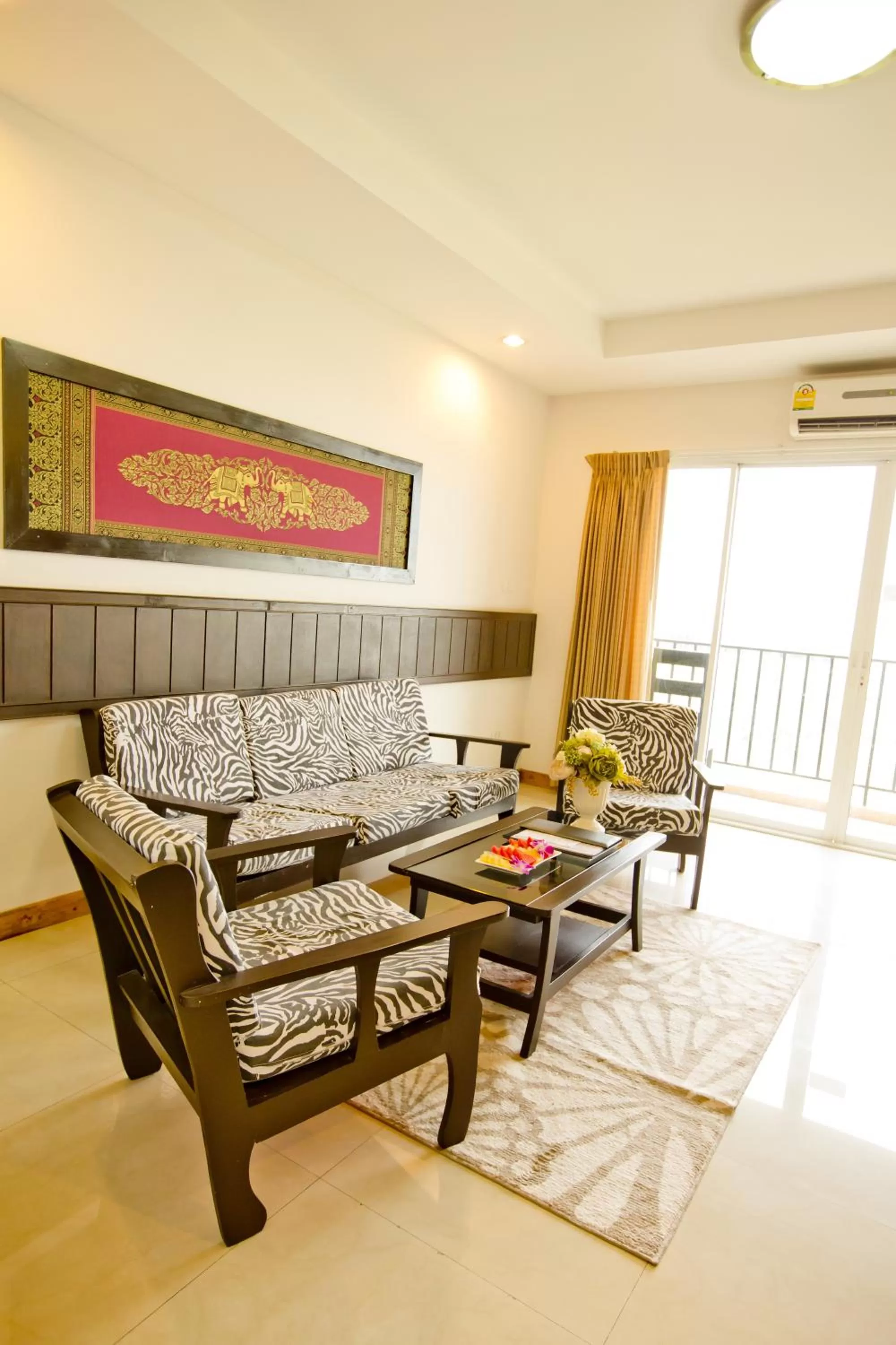 Lobby or reception in Sinsuvarn Airport Suite Hotel
