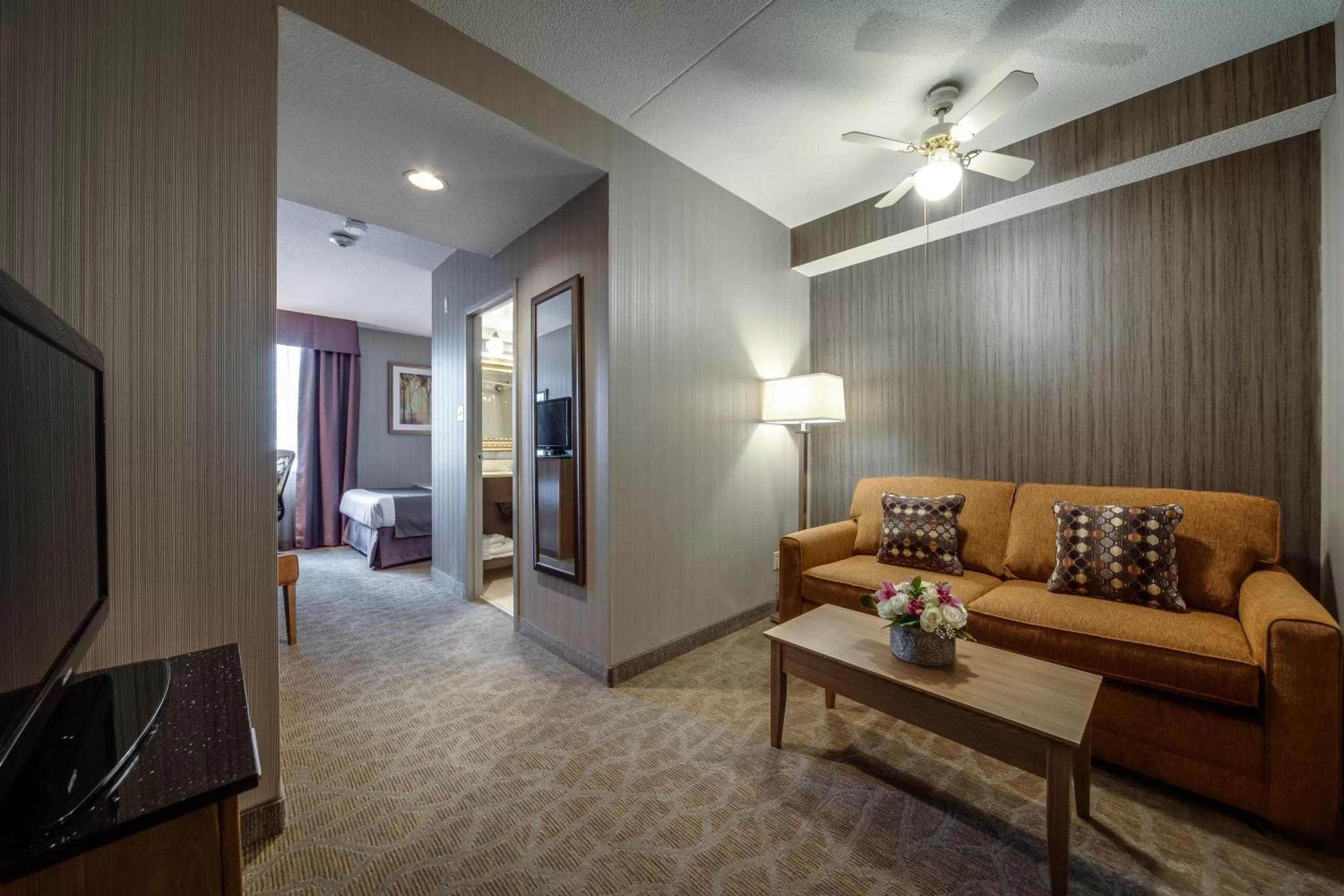 Living room in Monte Carlo Inn Airport Suites