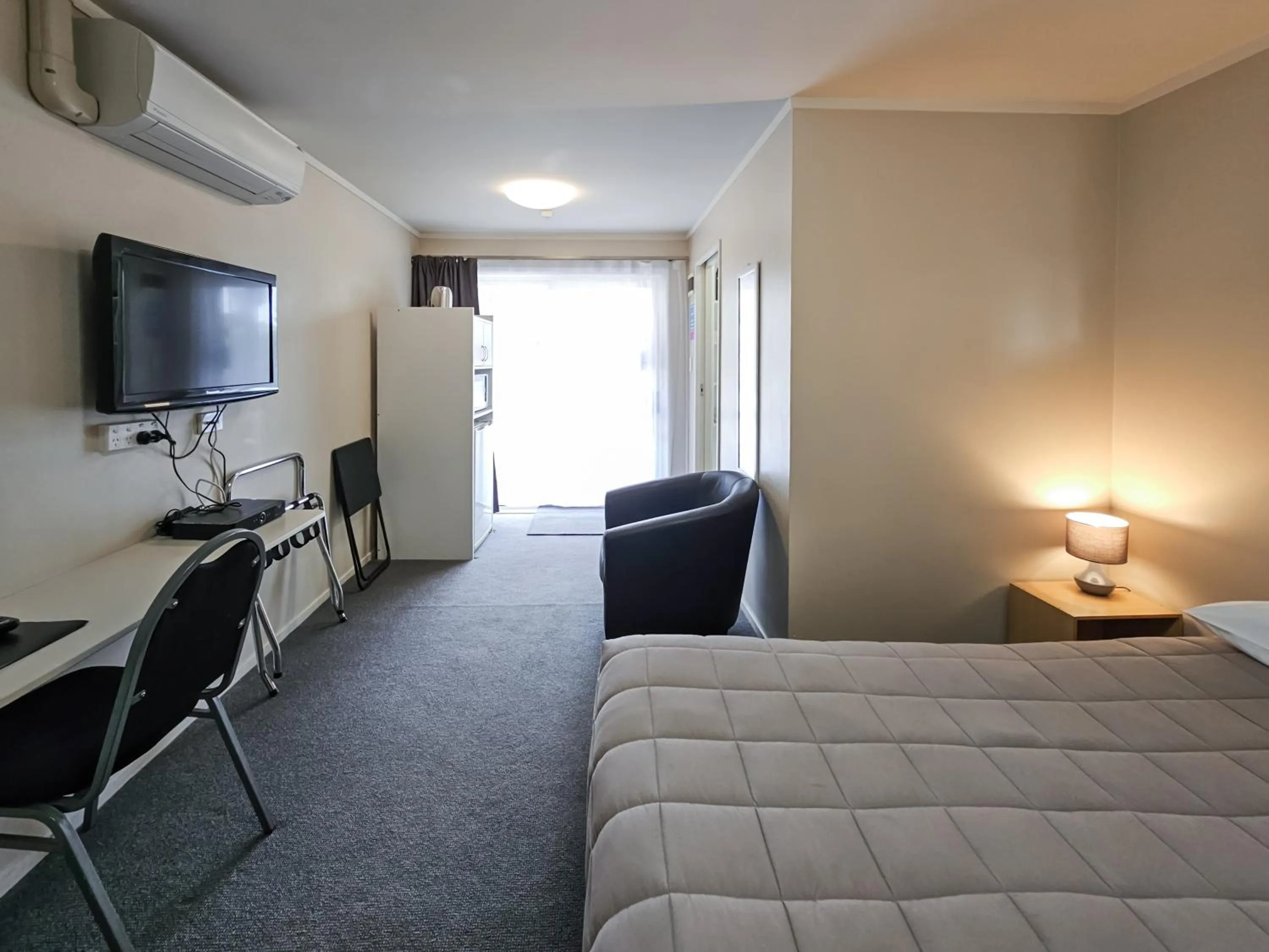 Bed in Captain Cook Motor Lodge