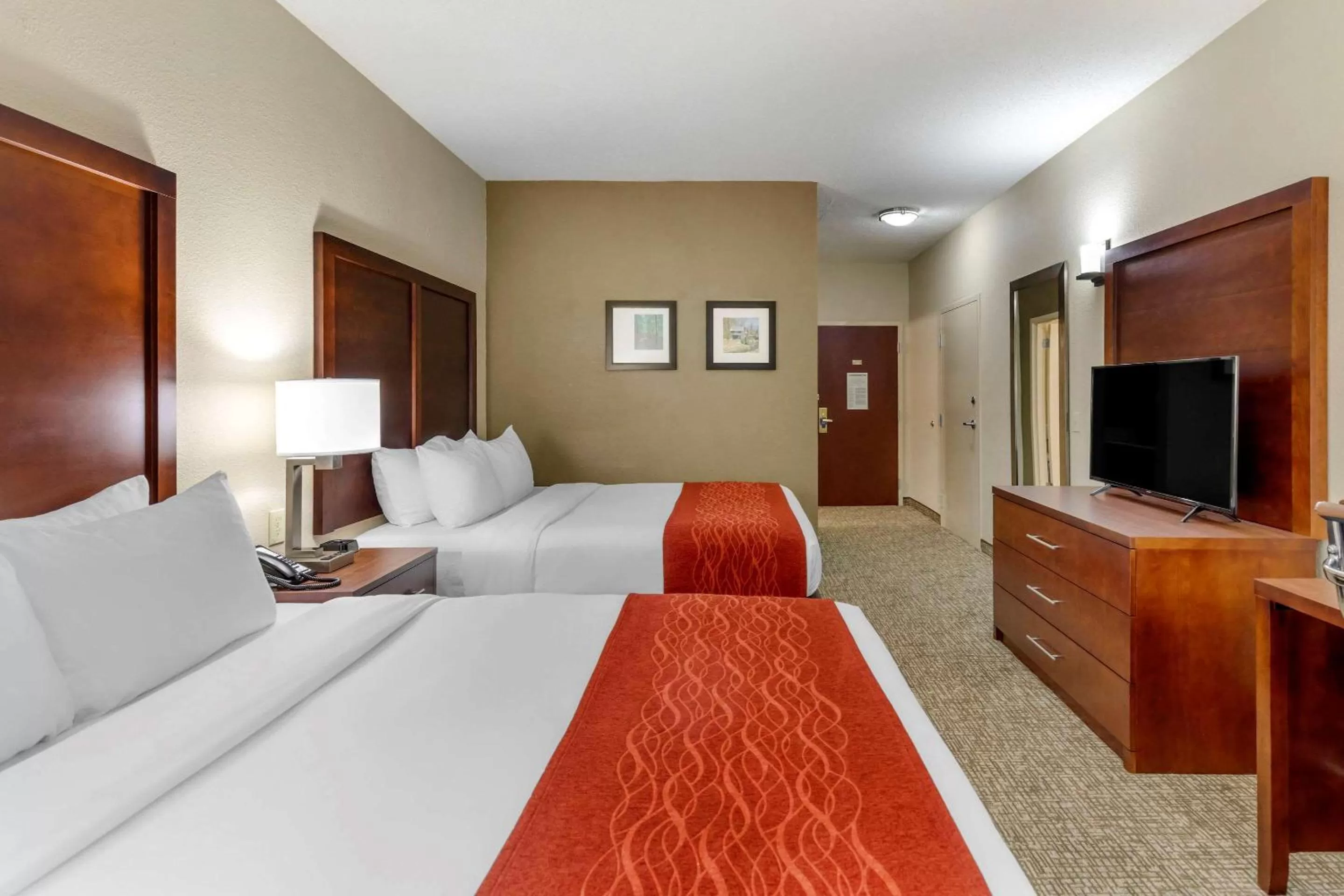 Photo of the whole room, Bed in comfort & inn Suites