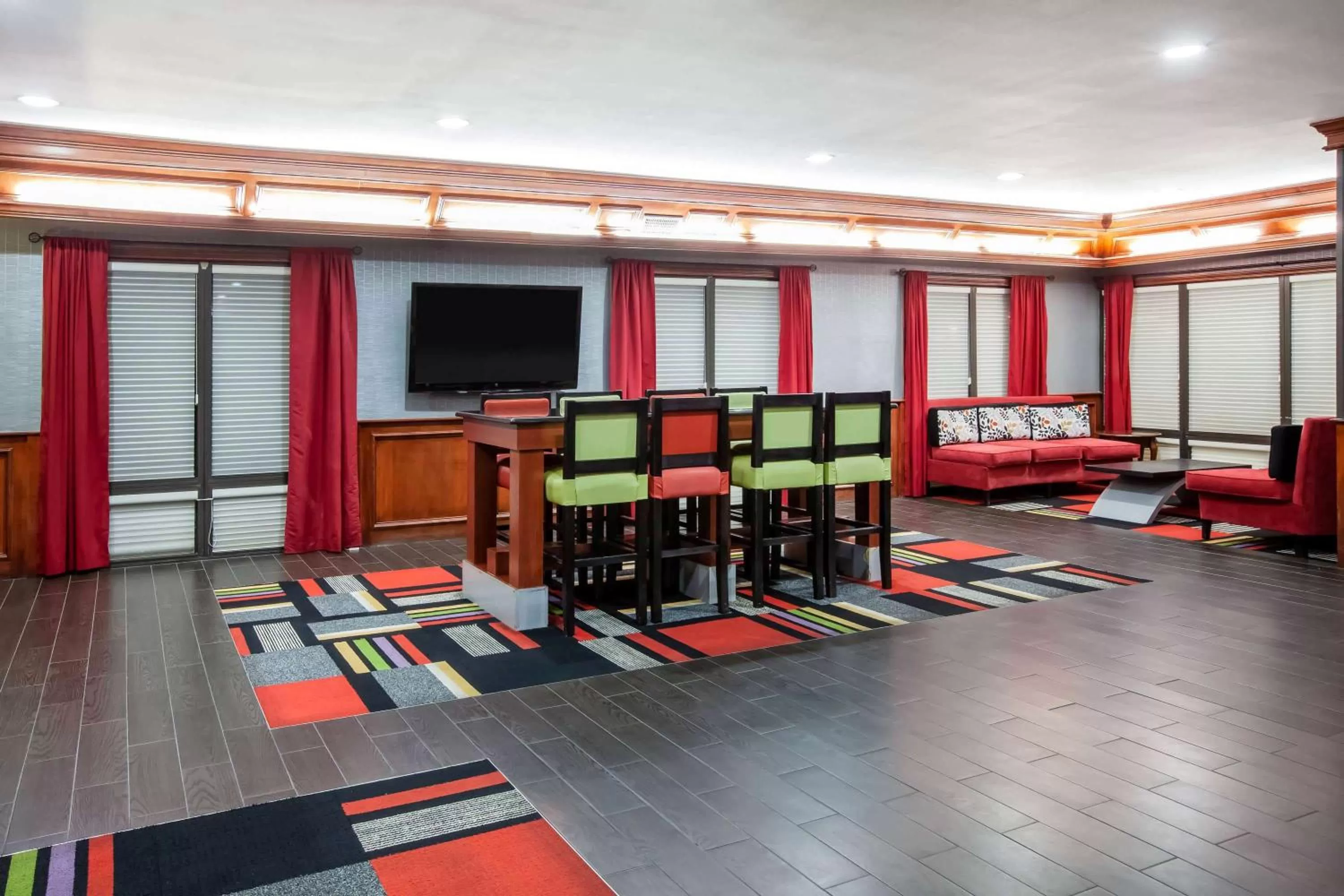 Communal lounge/ TV room, Bed in Days Inn & Suites by Wyndham Tyler