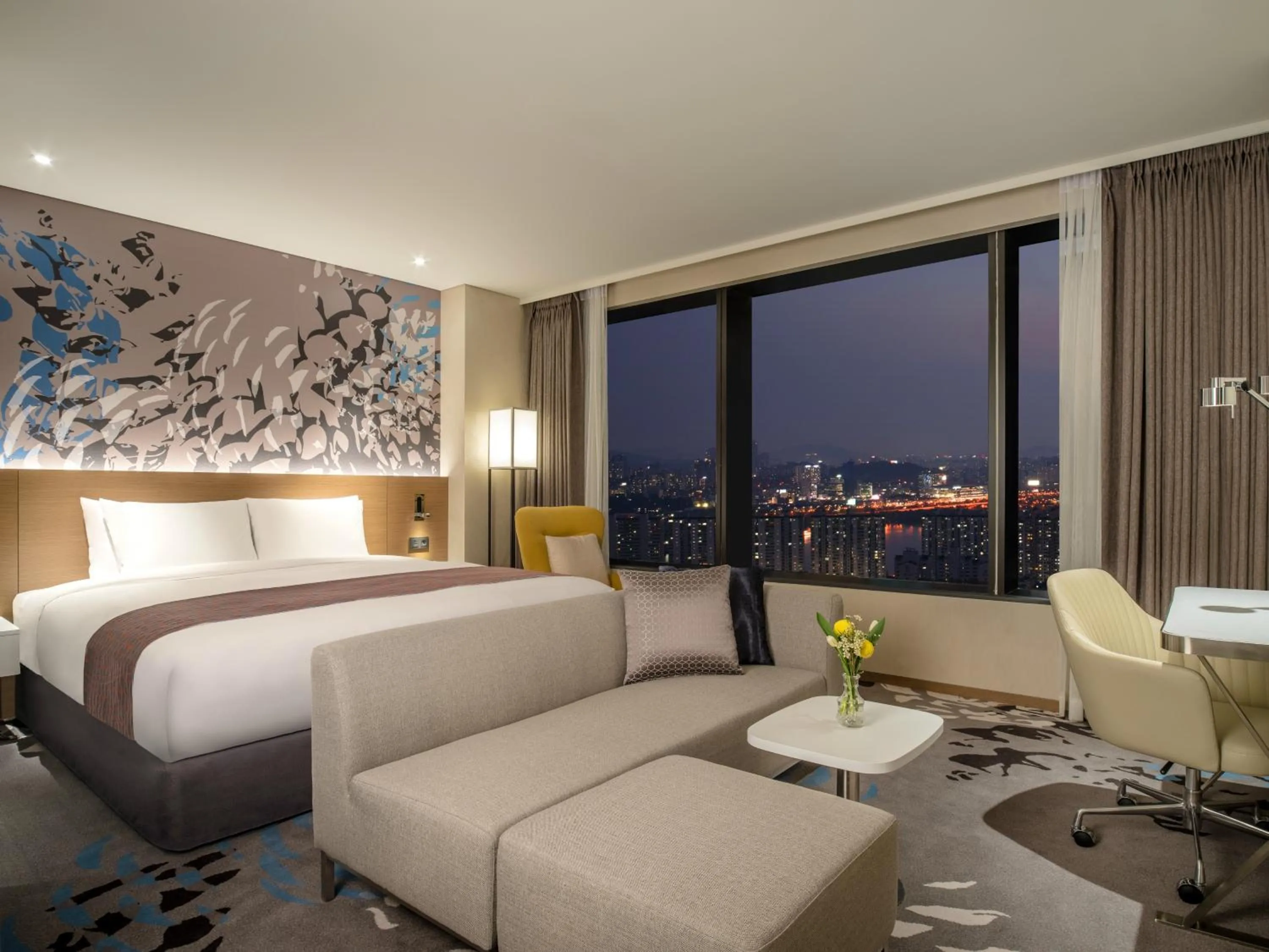 Seating area, Bed in Novotel Suites Ambassador Seoul Yongsan