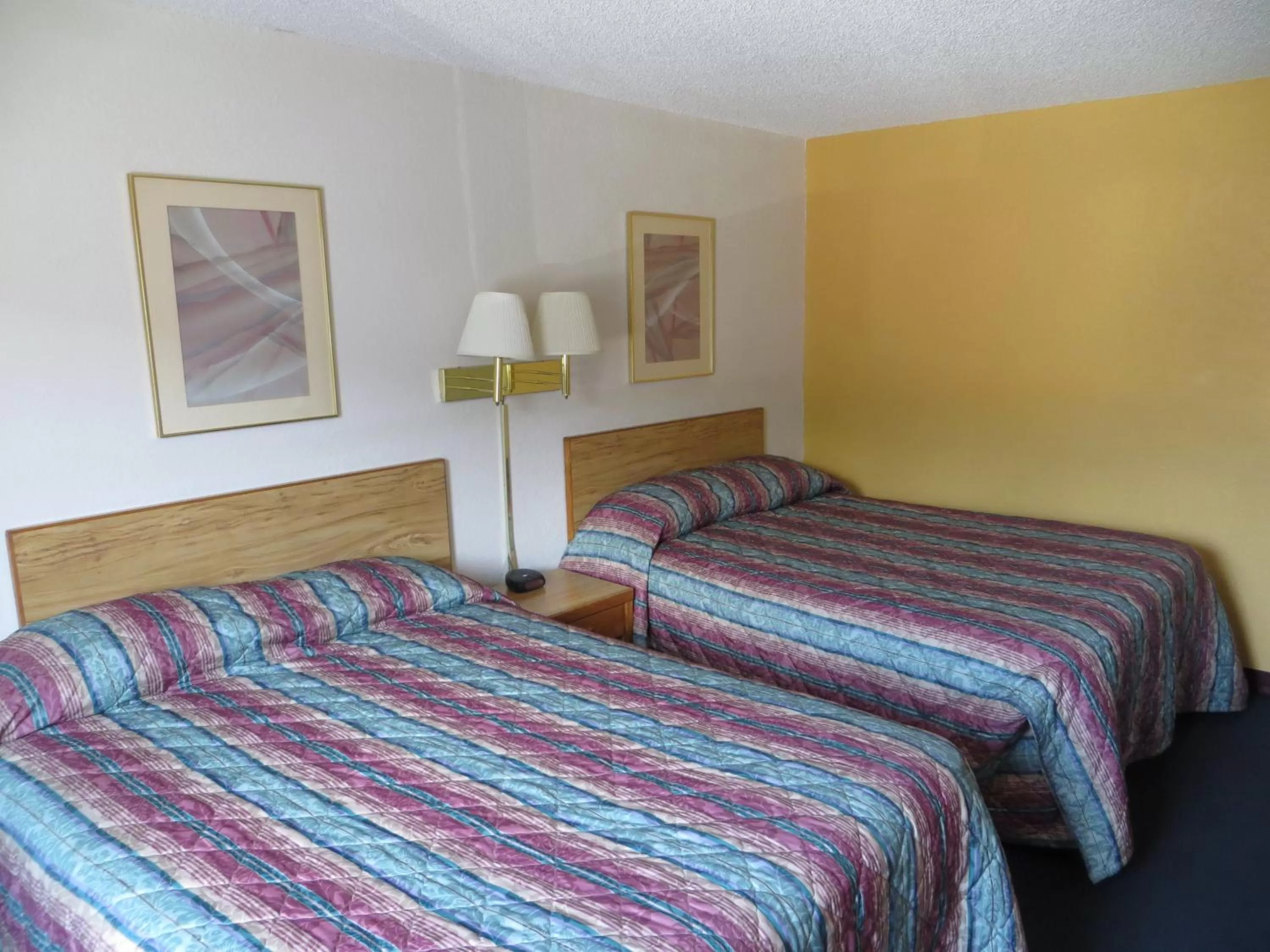 Bed in Super 8 by Wyndham Hot Springs