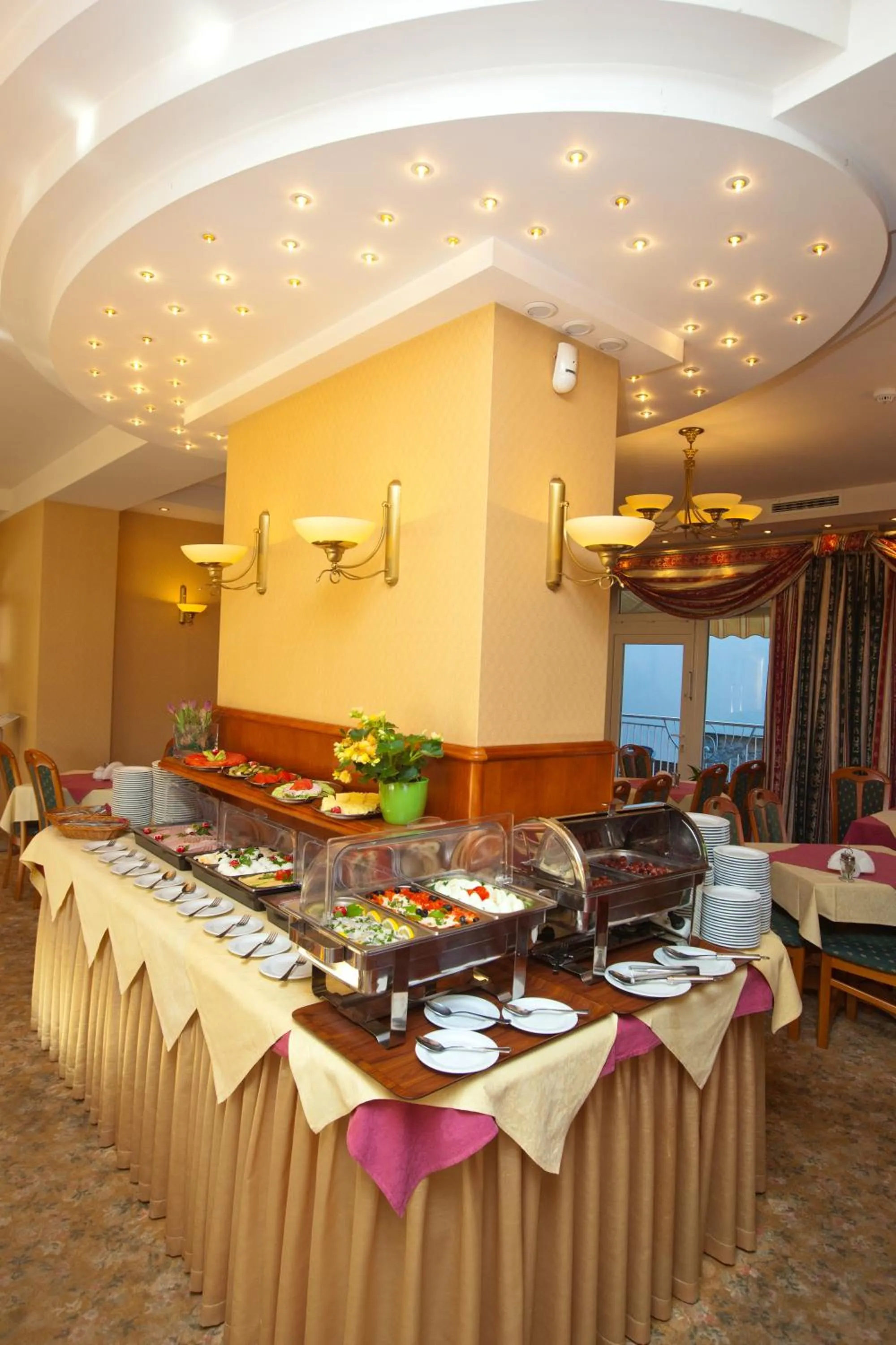 Restaurant/places to eat in Hotel Polaris III