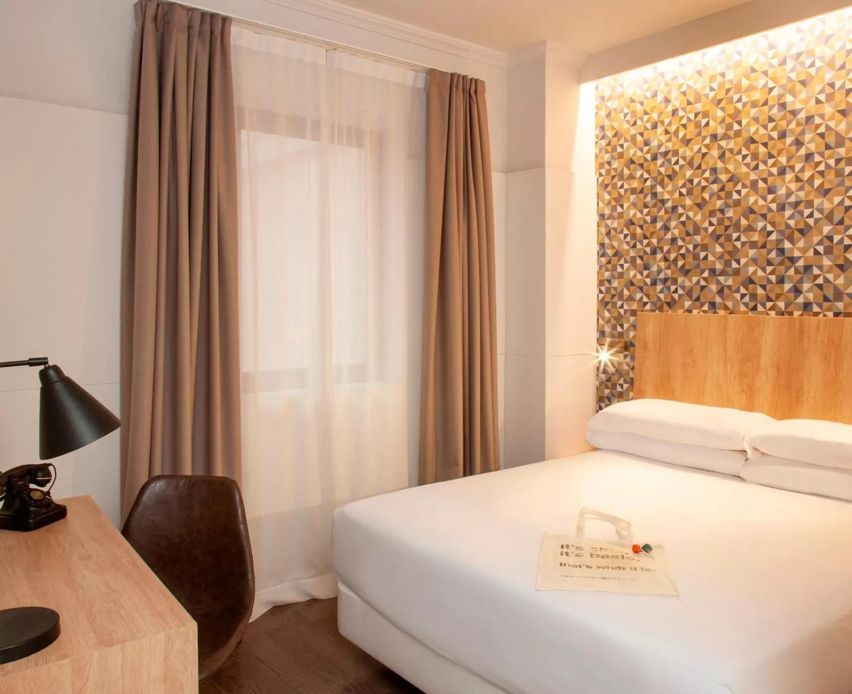 Bedroom, Bed in Chic & Basic Velvet