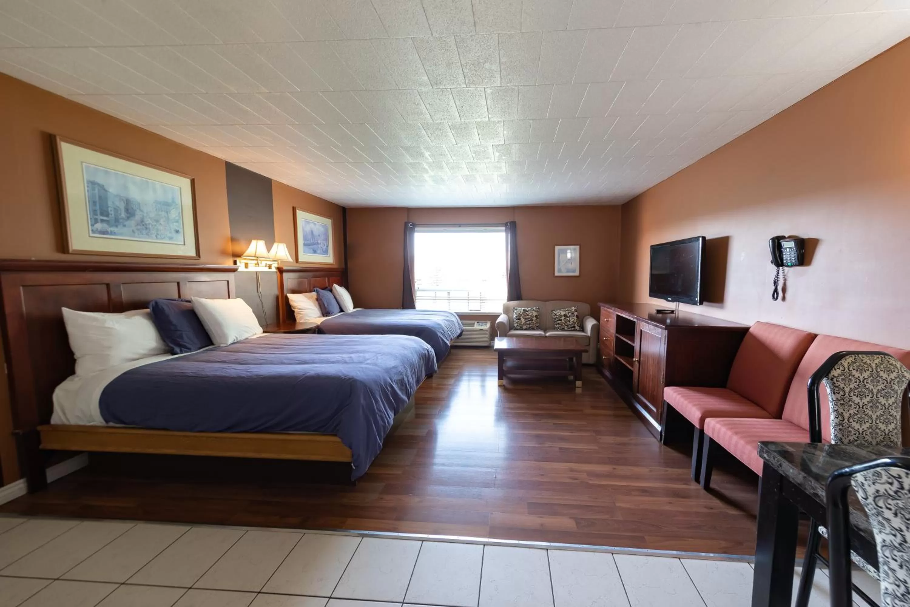 Bed in Villager Lodge Niagara Falls