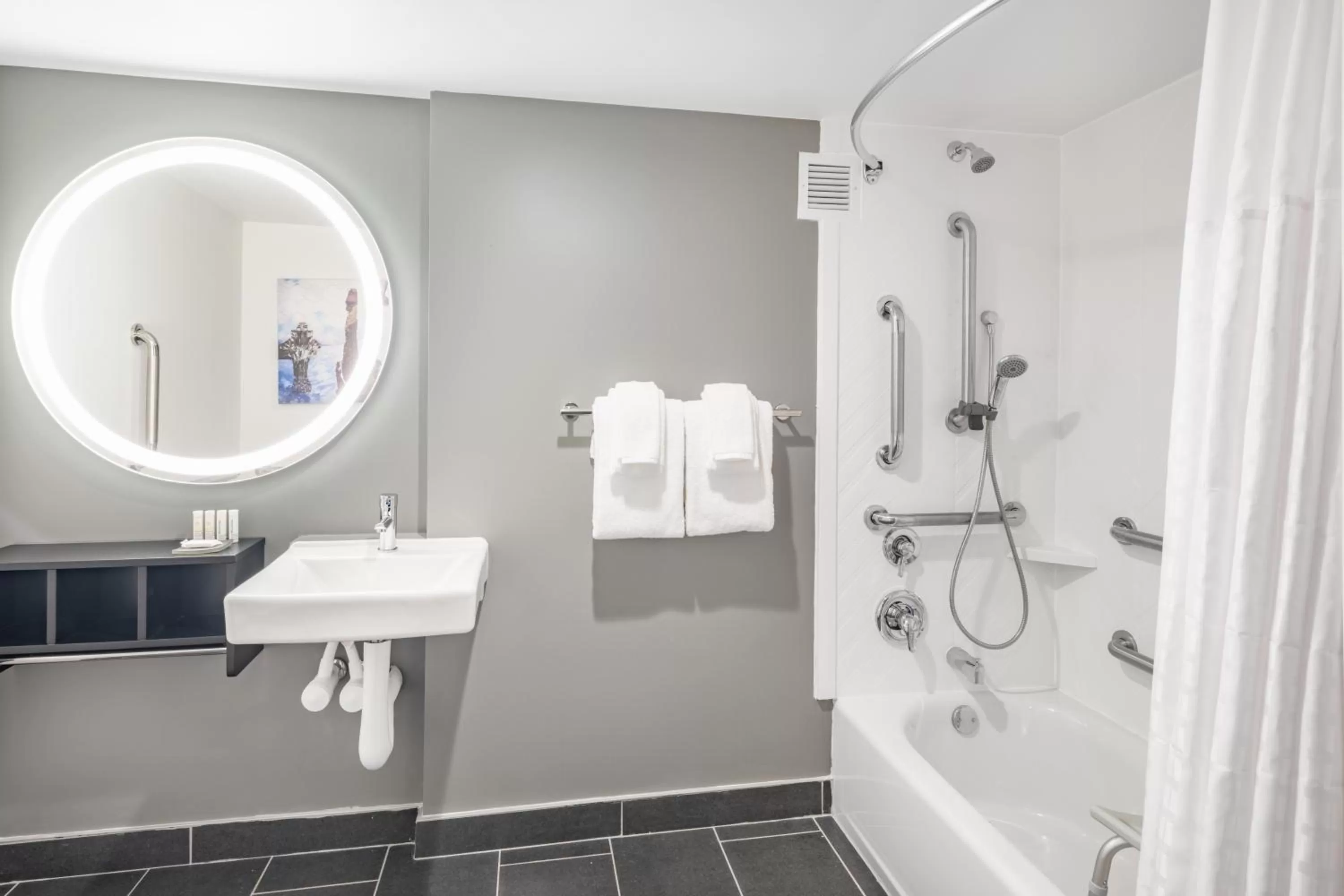 Bathroom in La Quinta by Wyndham Chicago O'Hare Airport