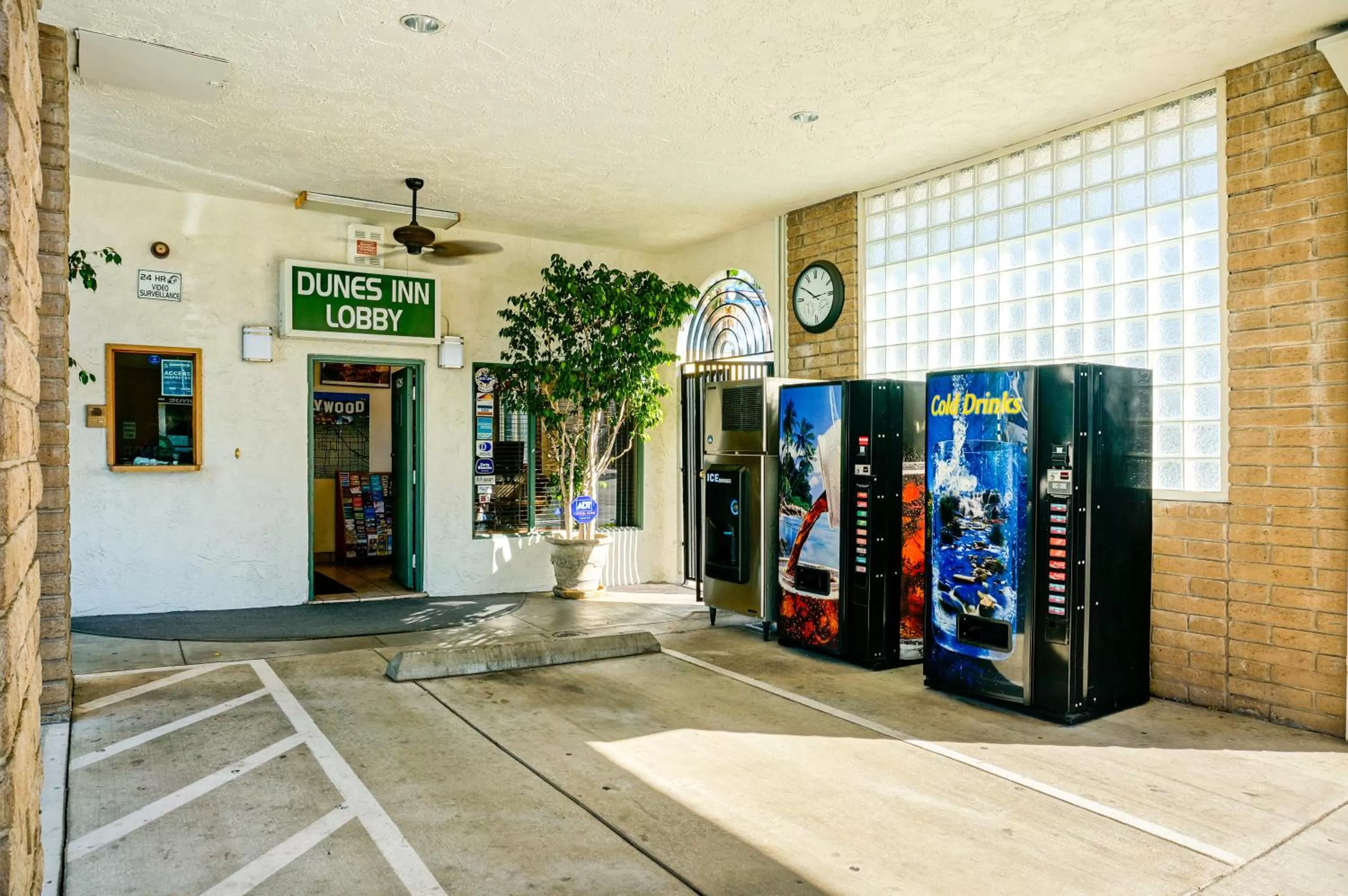 Facade/entrance in Dunes Inn - Sunset