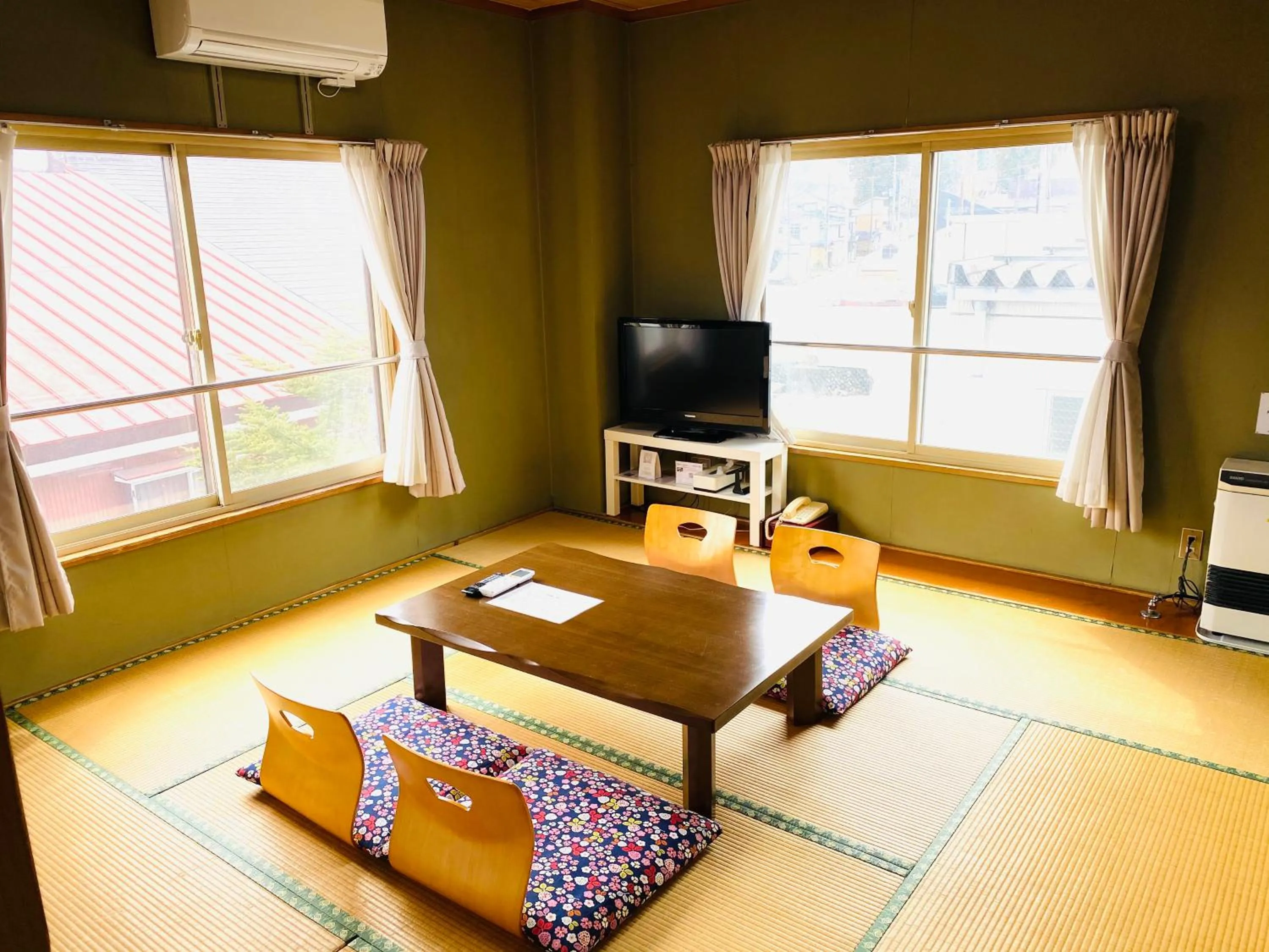 Japanese Style Family Room with Shared Bathroom in Belle Vue Nishiura