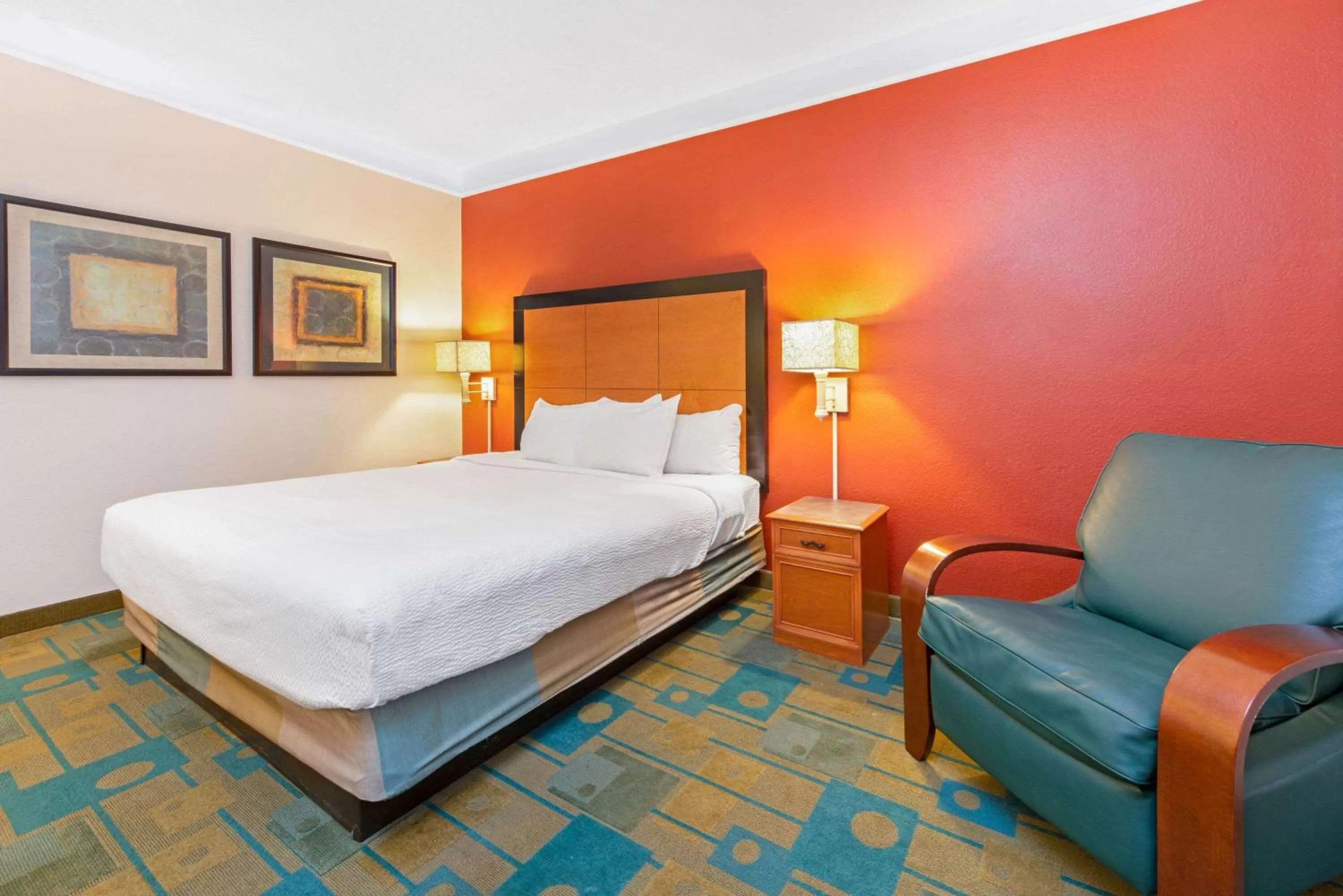 Photo of the whole room, Bed in La Quinta by Wyndham USF (Near Busch Gardens)