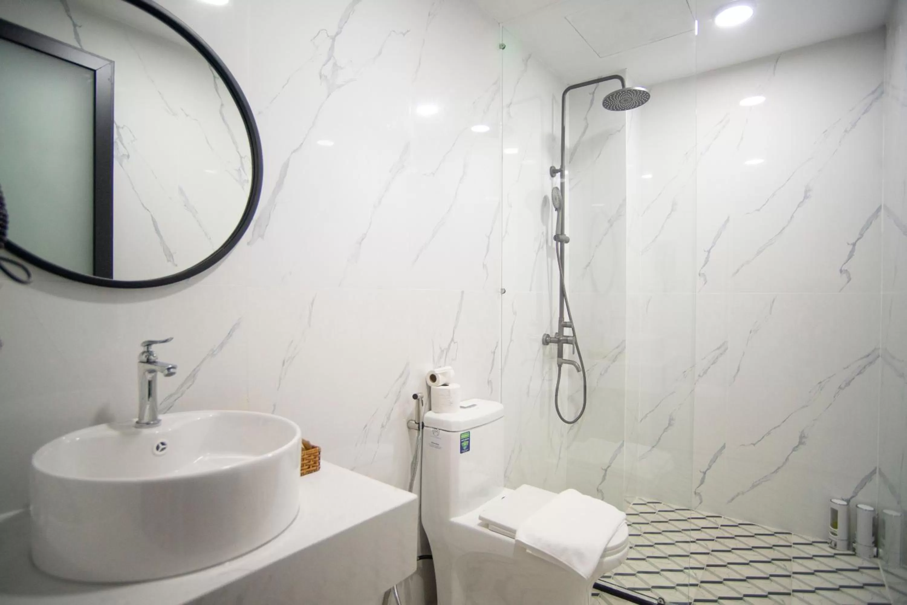 Shower in SAZI BEN THANH Hotel HCM