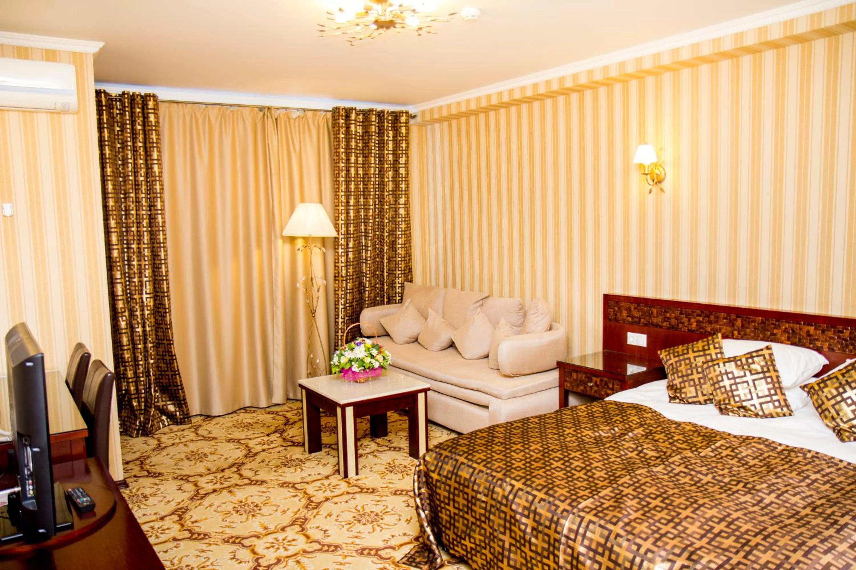 Photo of the whole room, Bed in Klassik Hotel