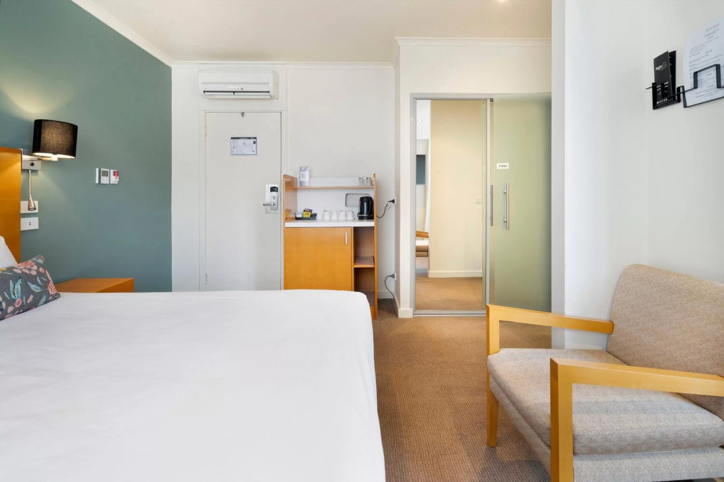 Photo of the whole room, Bed in Nightelier Devonport Gateway Hotel