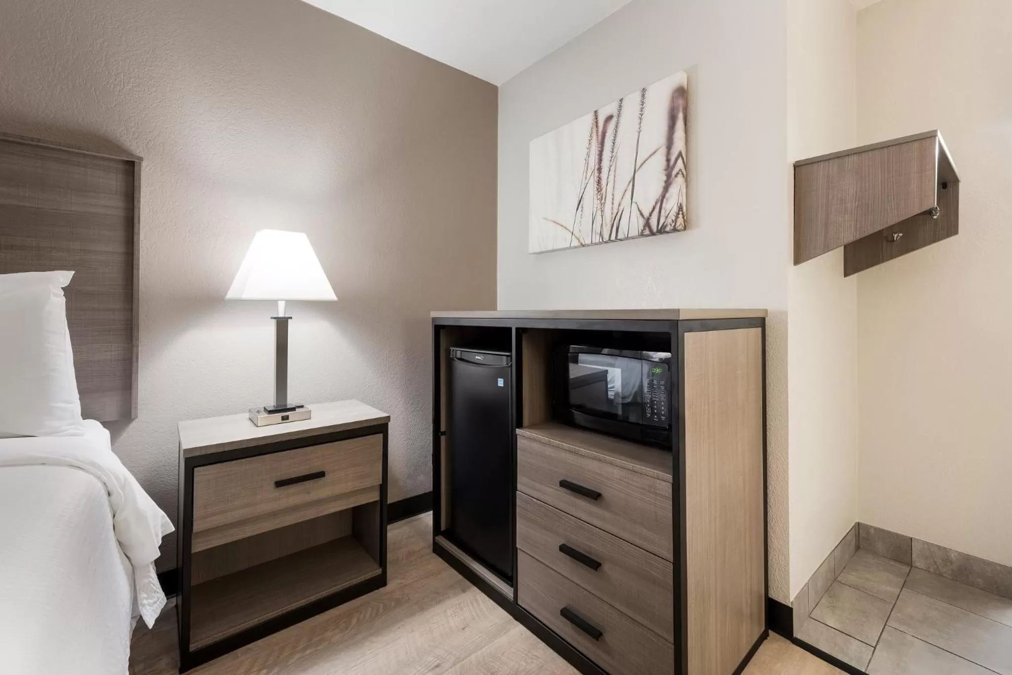 Photo of the whole room, Bed in Red Roof Inn Birmingham South