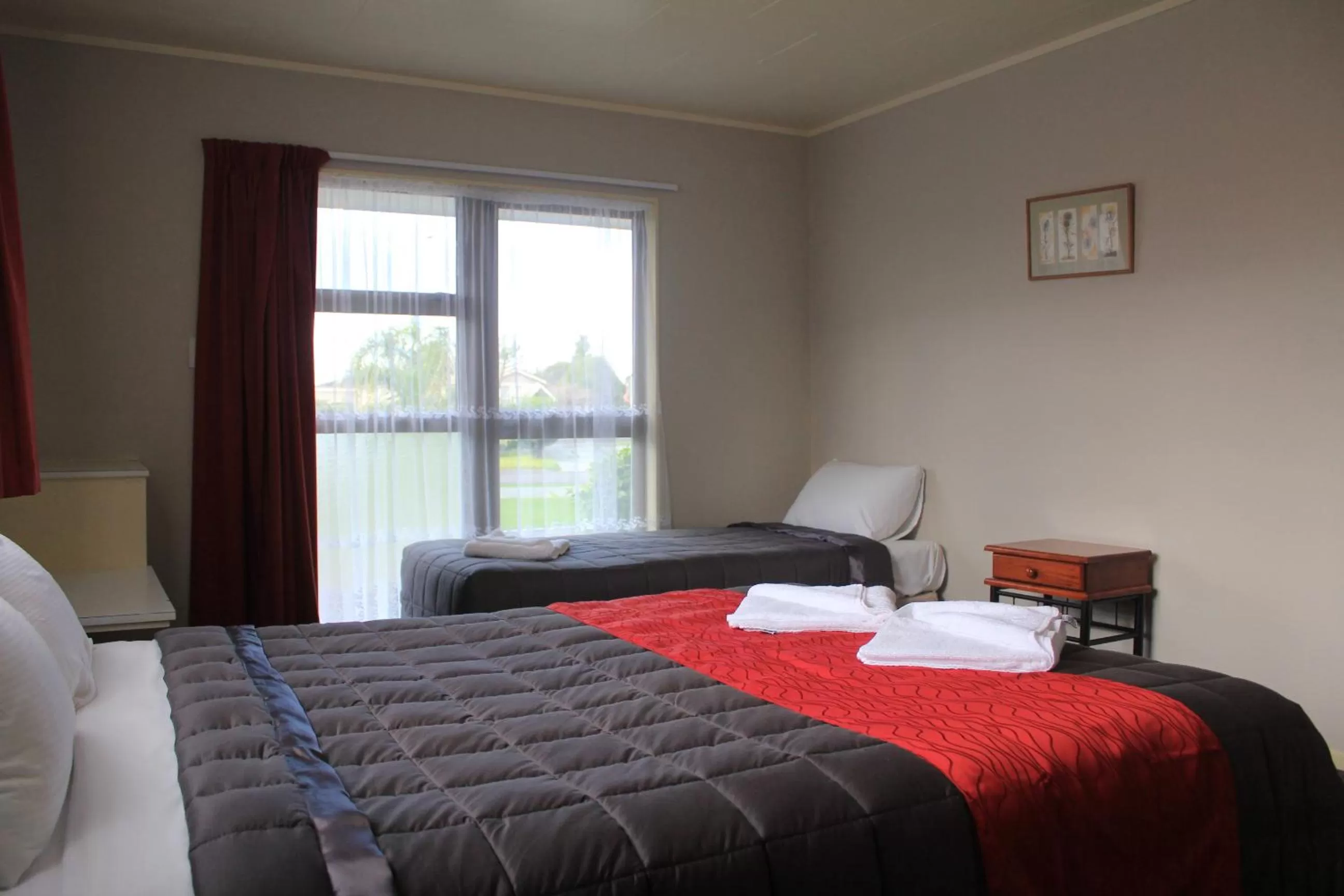 Bedroom, Bed in Coronation Court Motel