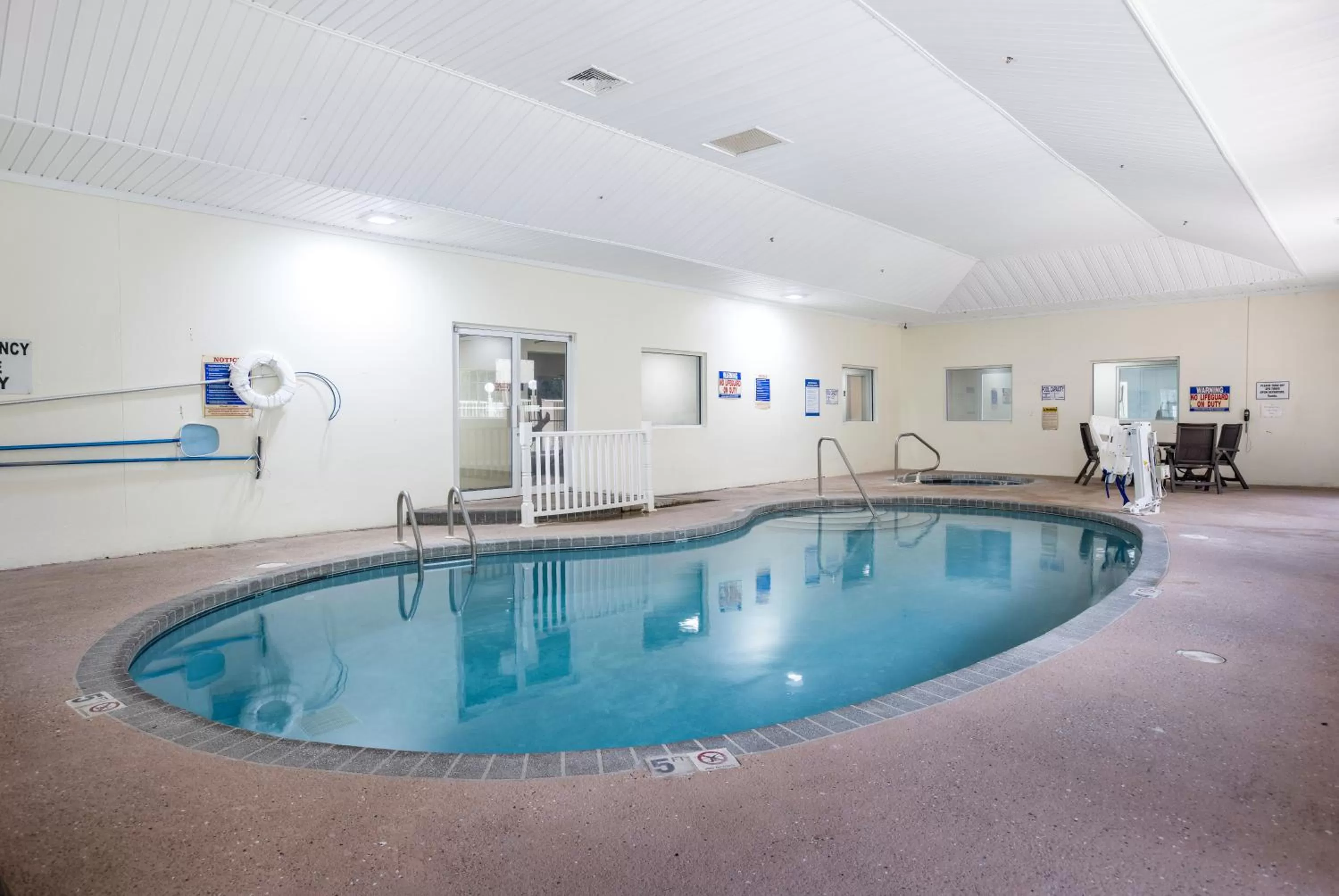 Swimming pool in Red Roof Inn PLUS+ & Suites Savannah – I-95