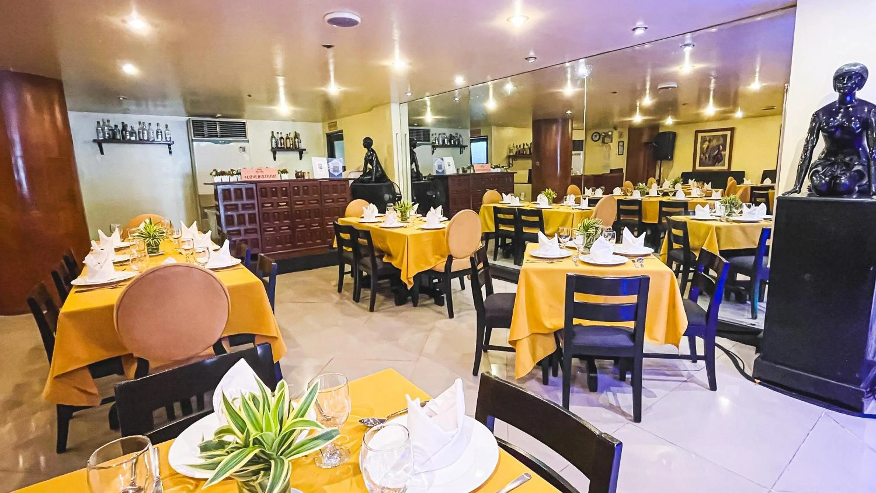 Restaurant/places to eat in Miramar Hotel