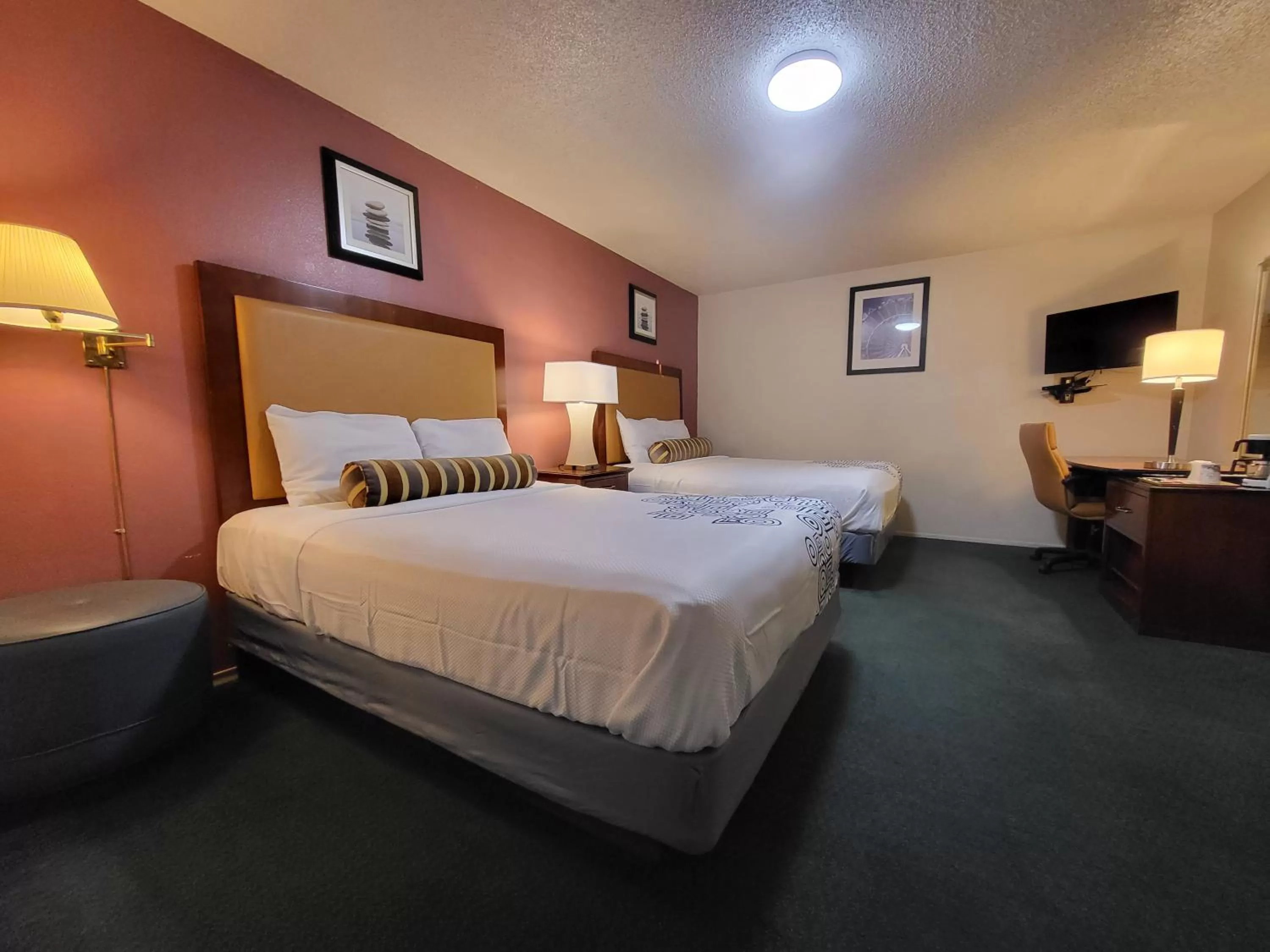 Photo of the whole room, Bed in Star Inn Barstow