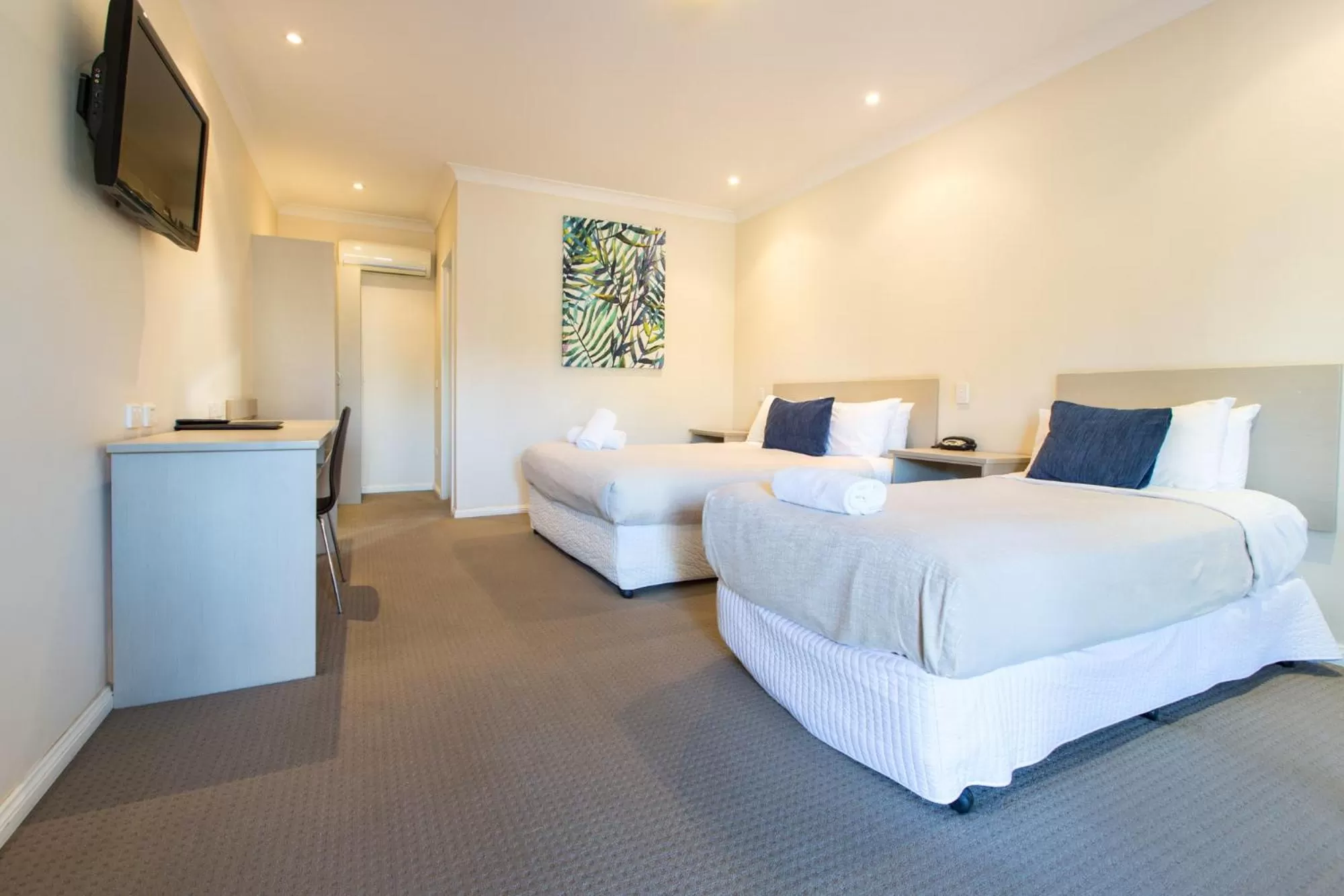 Bed in Lincoln Cottage Motor Inn