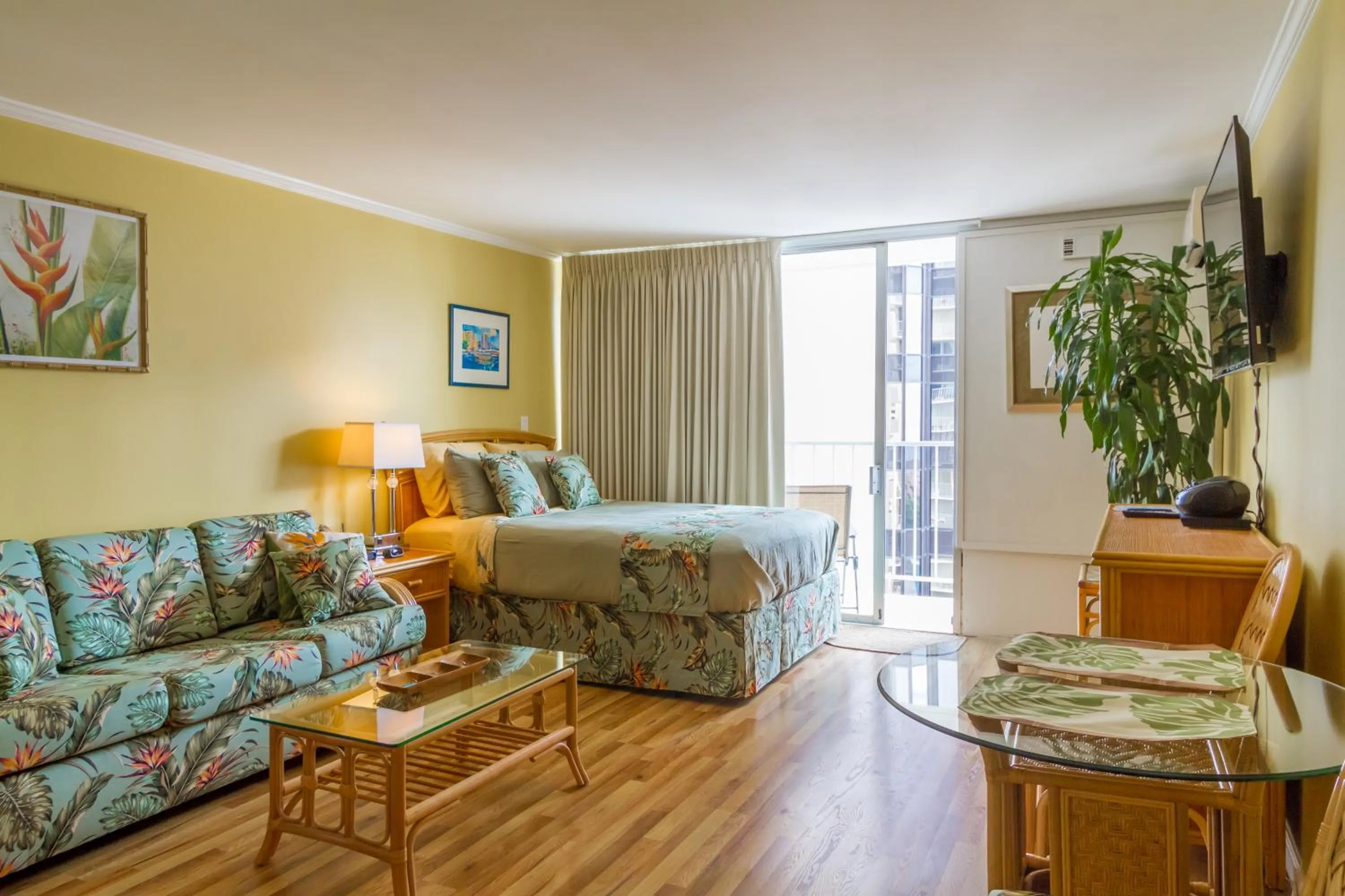 Day in Tropical Studios at Marine Surf Waikiki - FREE PARKING - BEST LOCATION - FULL KITCHEN - SWIMMING POOL