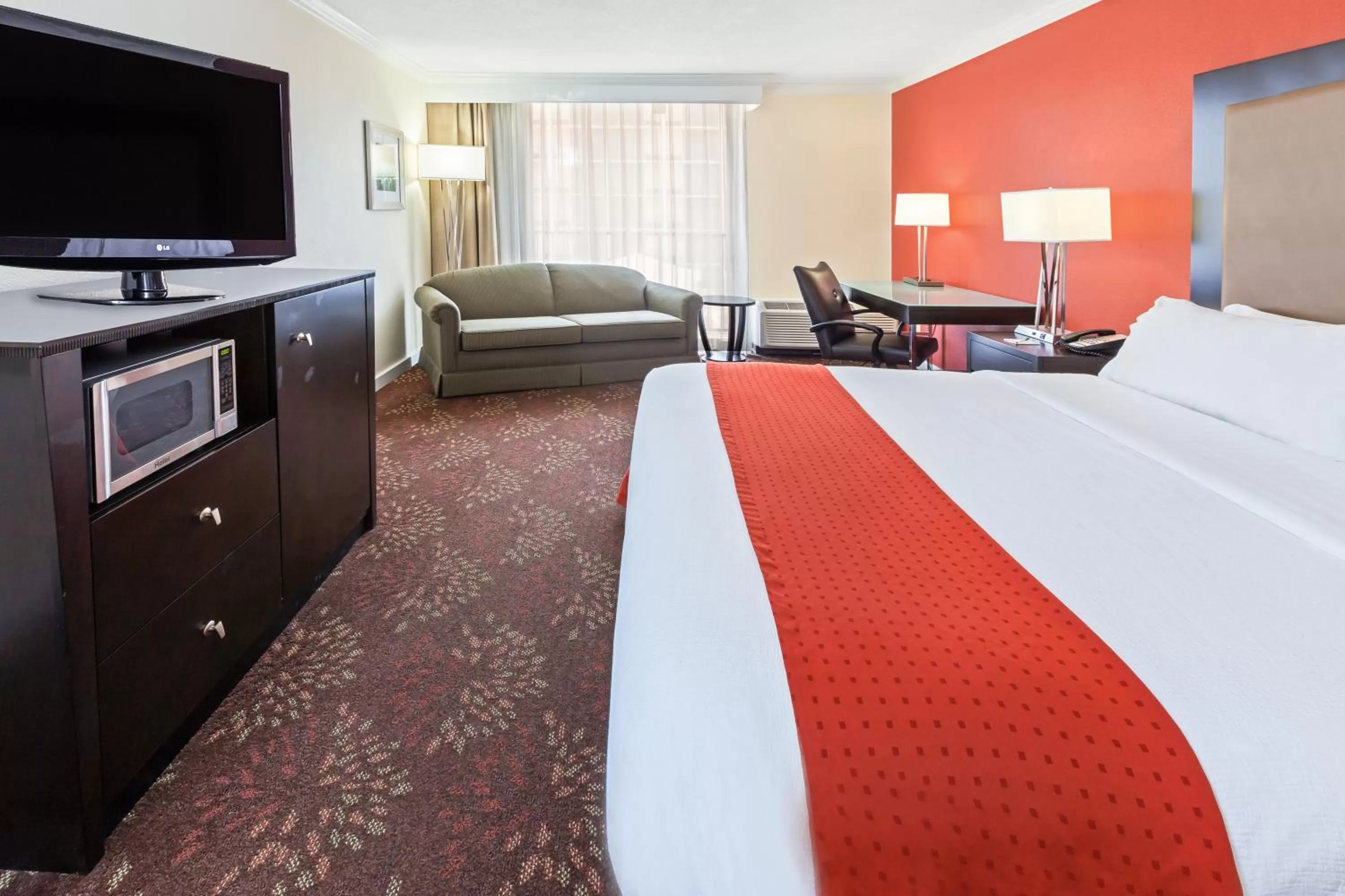 Communal lounge/ TV room, Bed in Holiday Inn Tyler - Conference Center by IHG