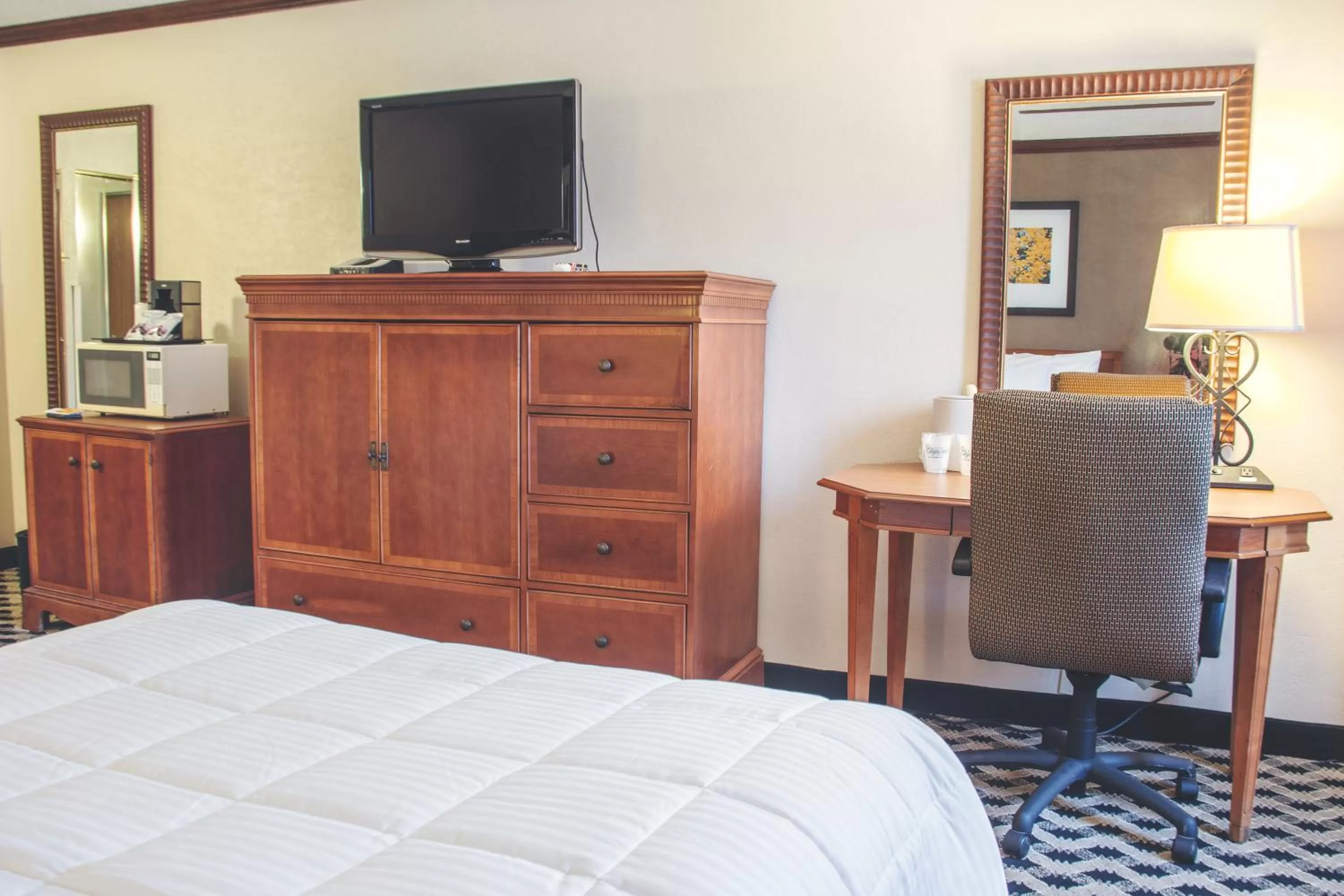 Bedroom, Bed in MCM Eleganté Hotel & Conference Center