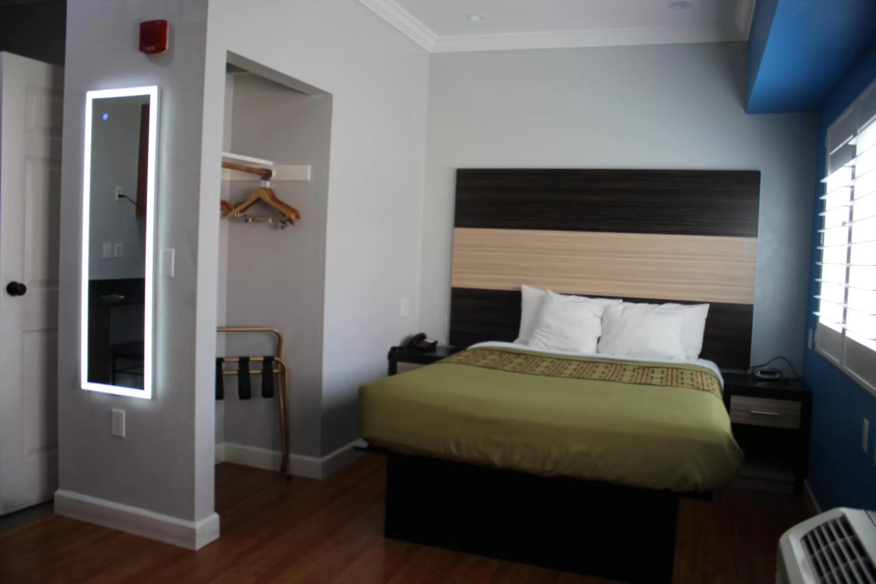 Bed in Rodeway Inn & Suites Hayward - Oakland South