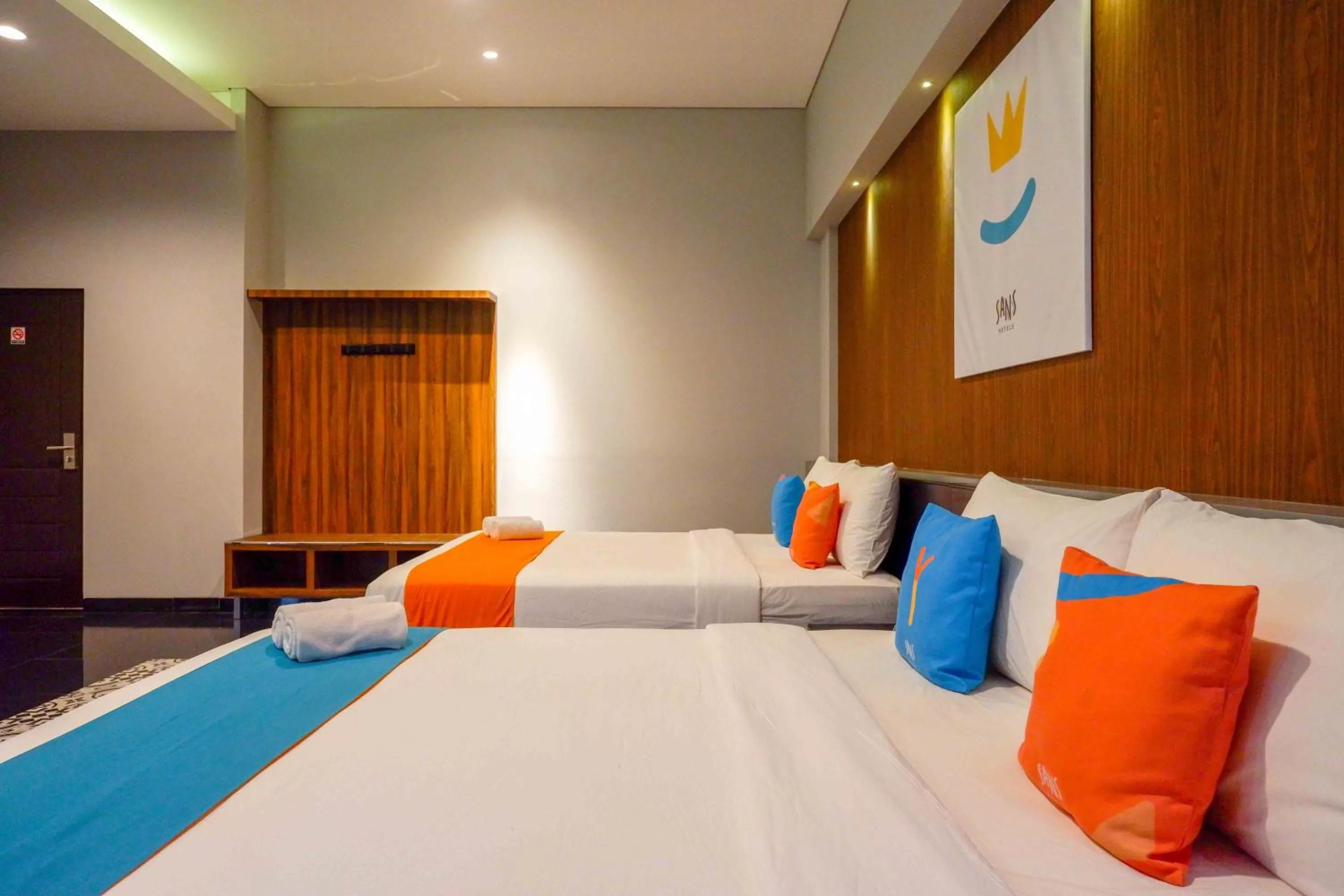 Bedroom, Bed in Sans Hotel Empress Simpang Lima