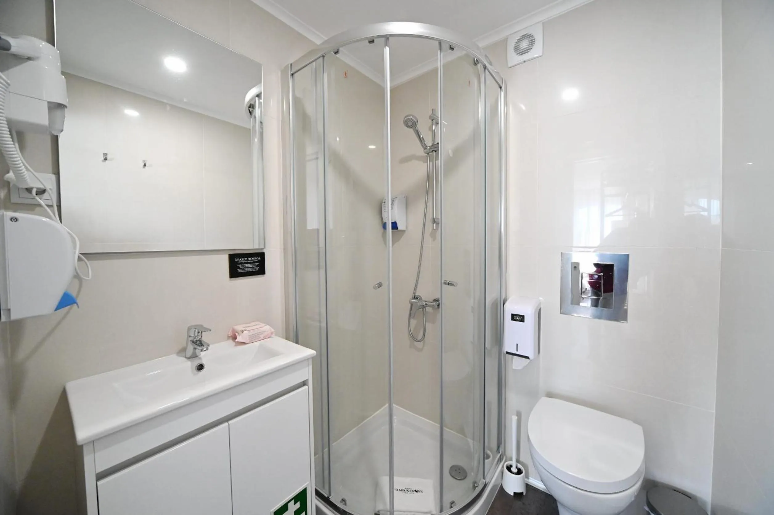 Famous Crows Lisbon Suites