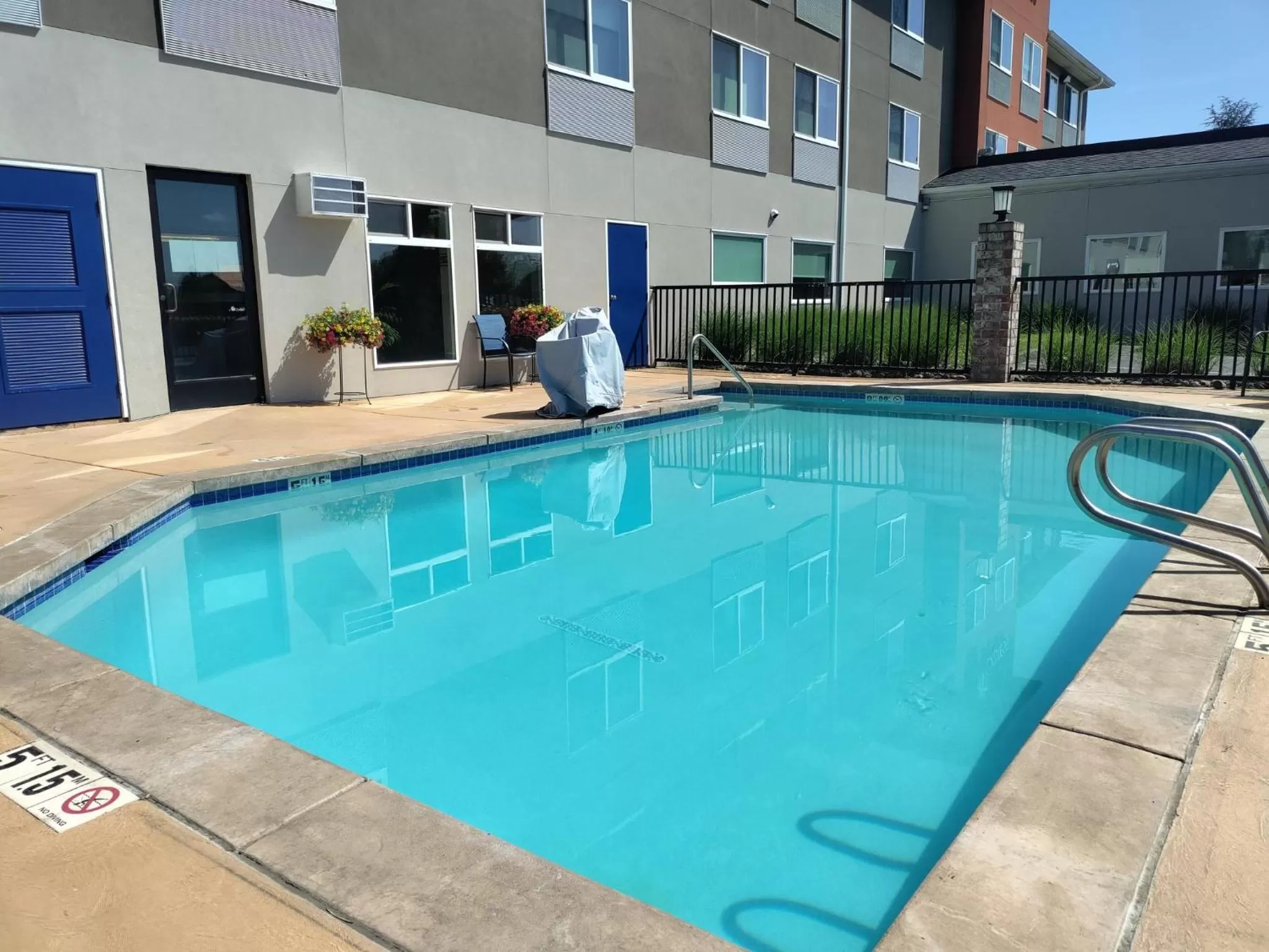 Swimming pool in Holiday Inn Express Newberg - Wine Country by IHG