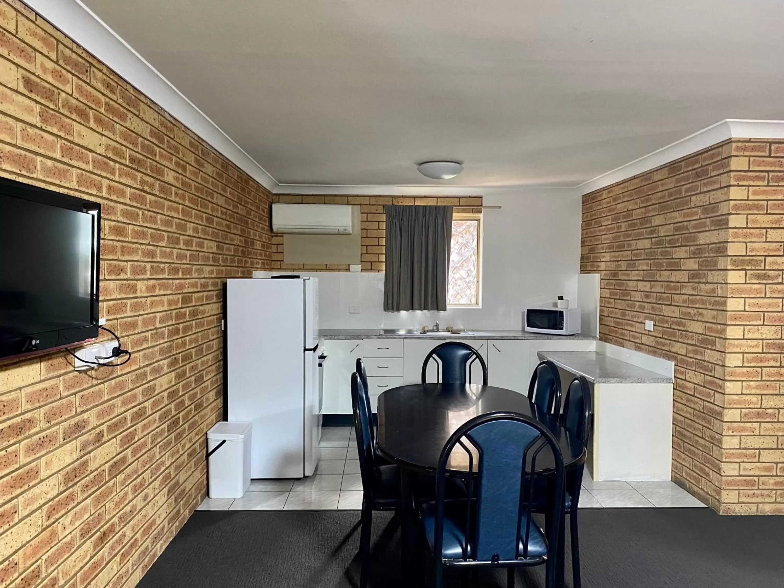 Kitchen or kitchenette in Tallarook Motor Inn