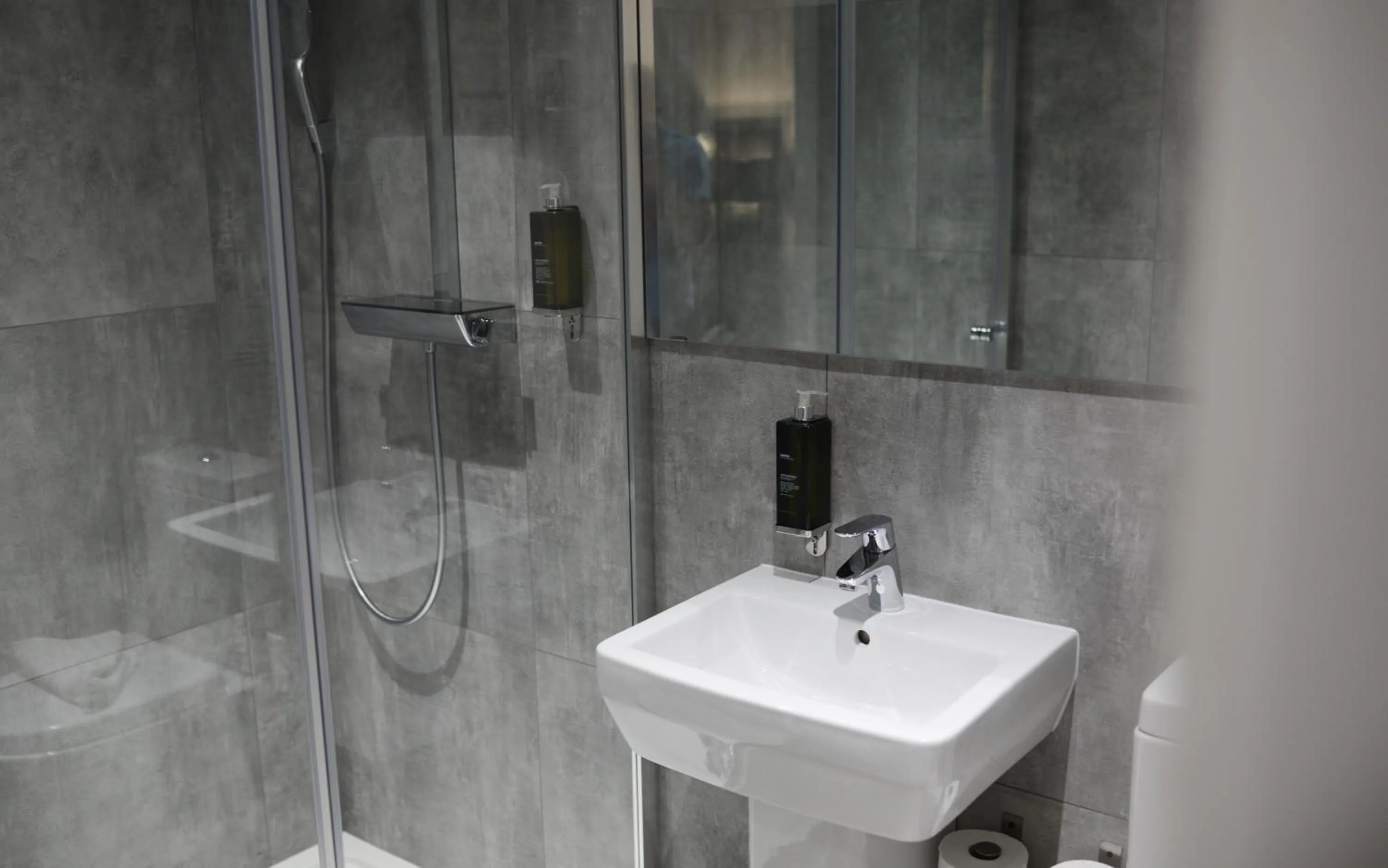 Bathroom in The Tudor Inn Hotel