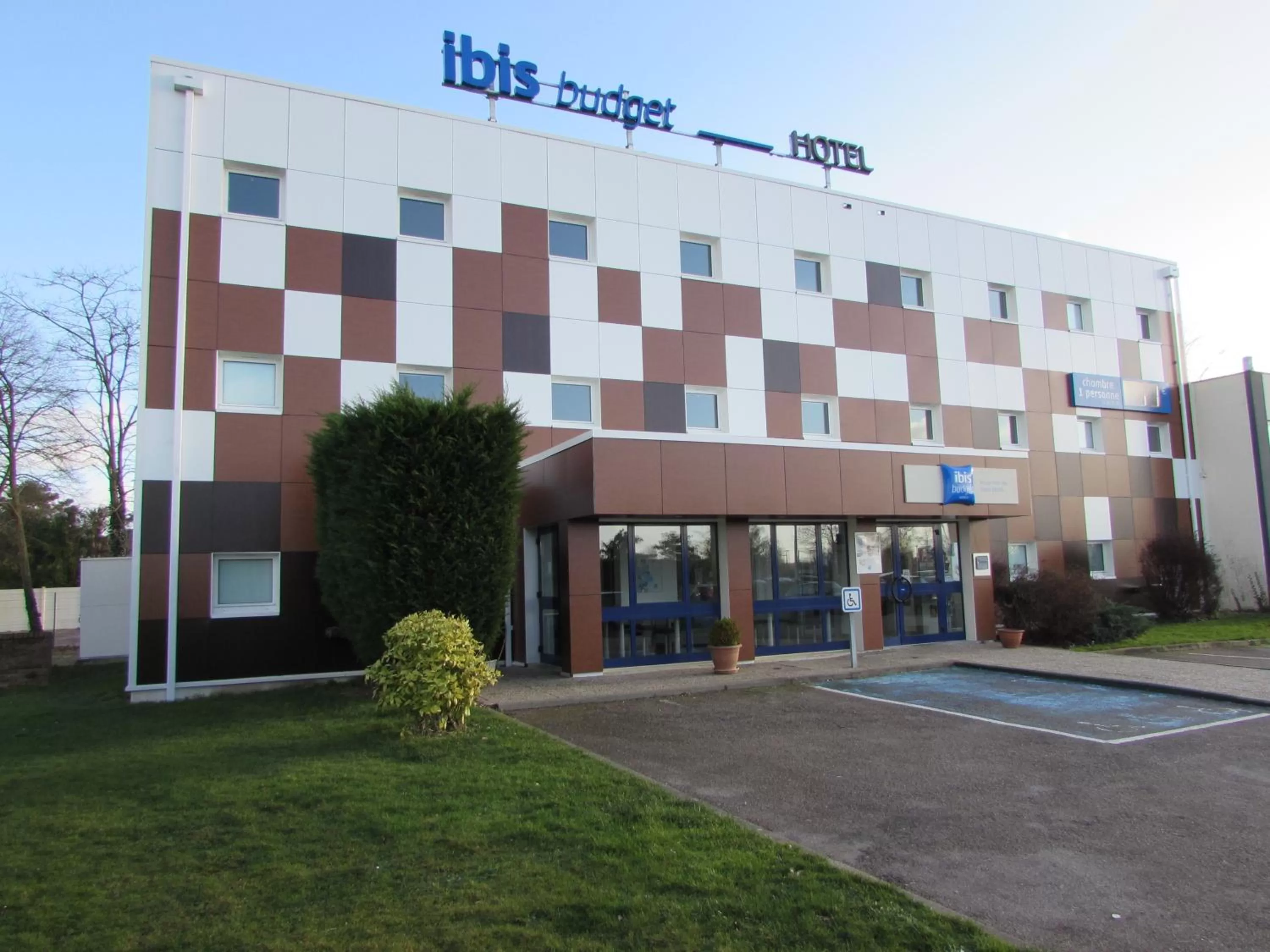 Facade/entrance in ibis budget Rouen Parc des Expos Zenith