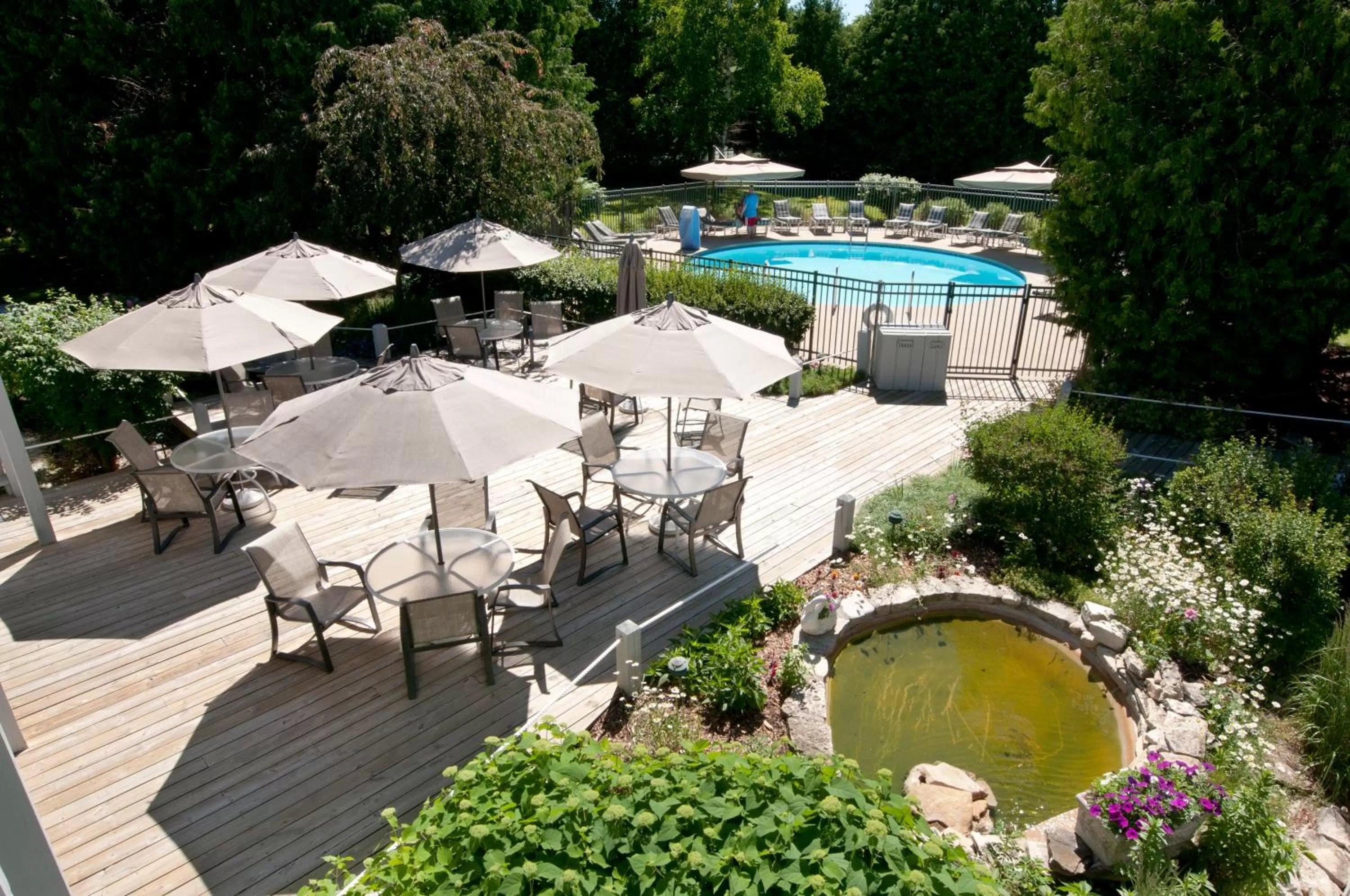 Patio, Pool View in Country House Resort