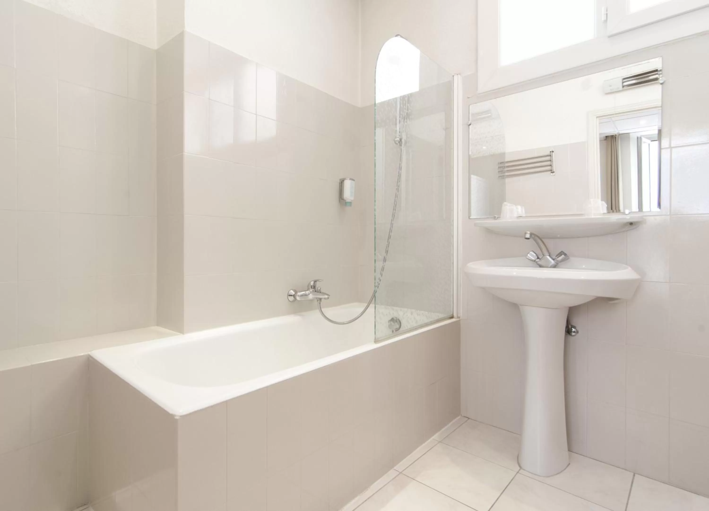 Shower in Hôtel P.L.M.