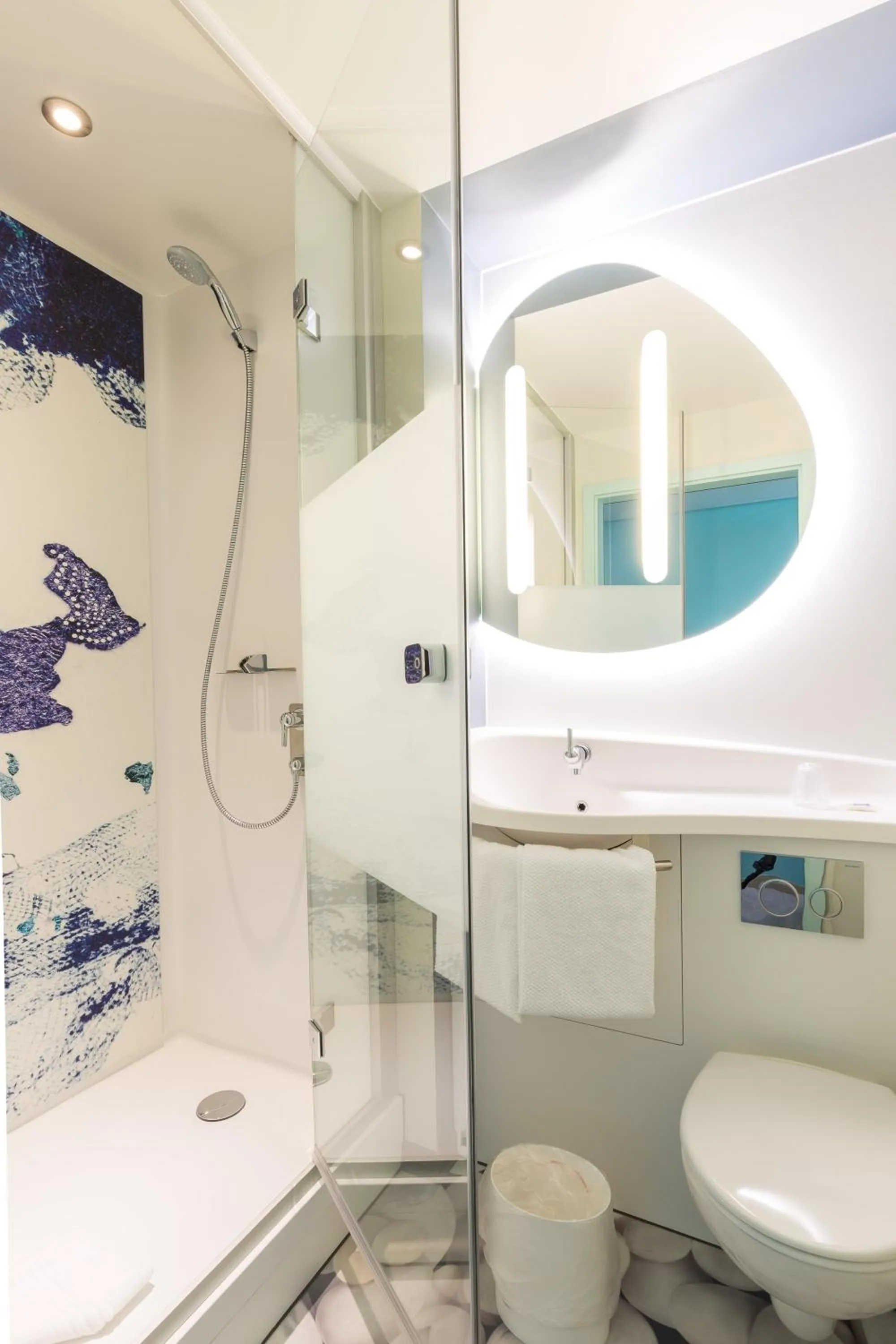 Bathroom in ibis budget Geneve Palexpo Aeroport