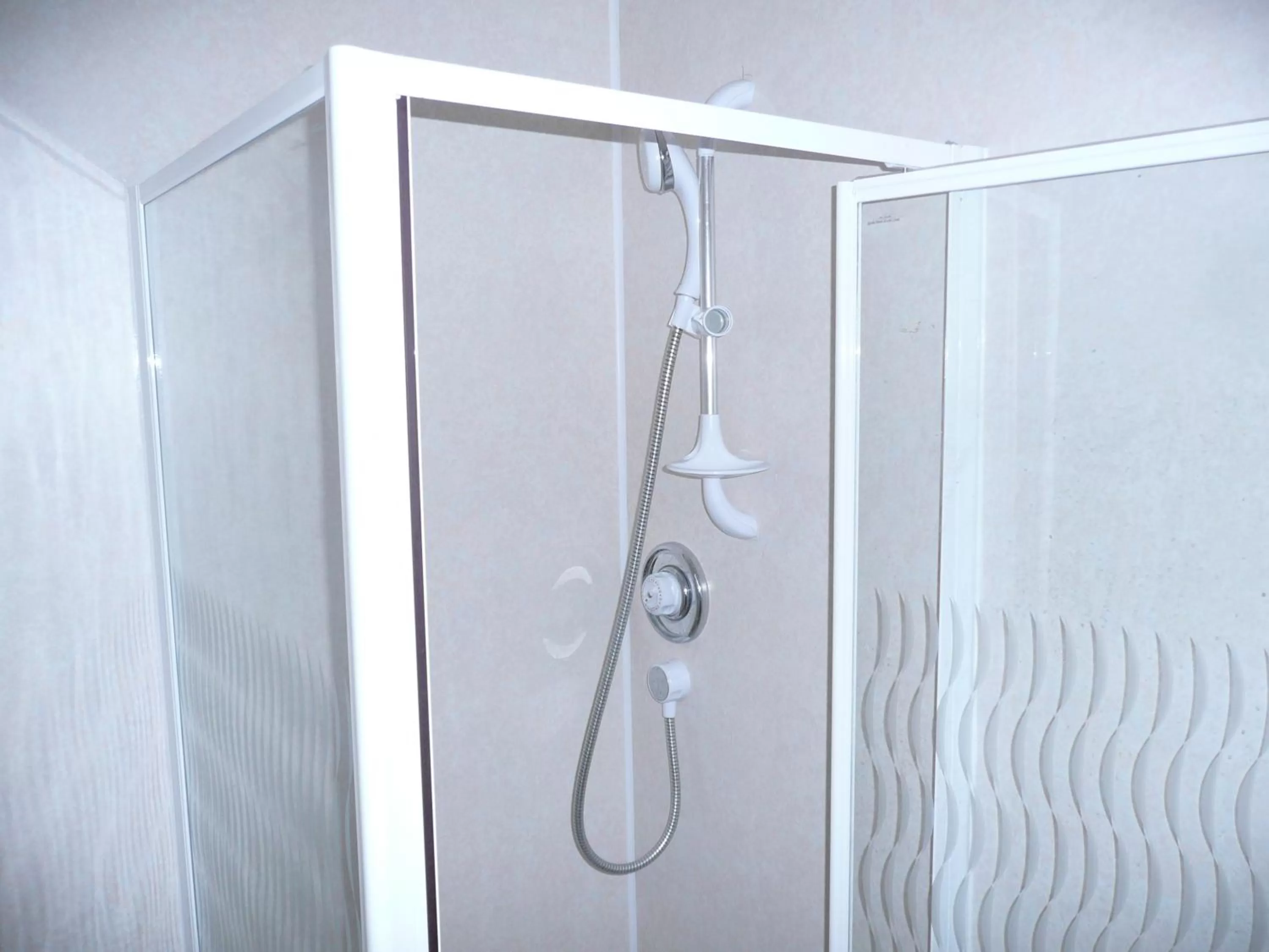 Shower in Beijing Dragon Hotel