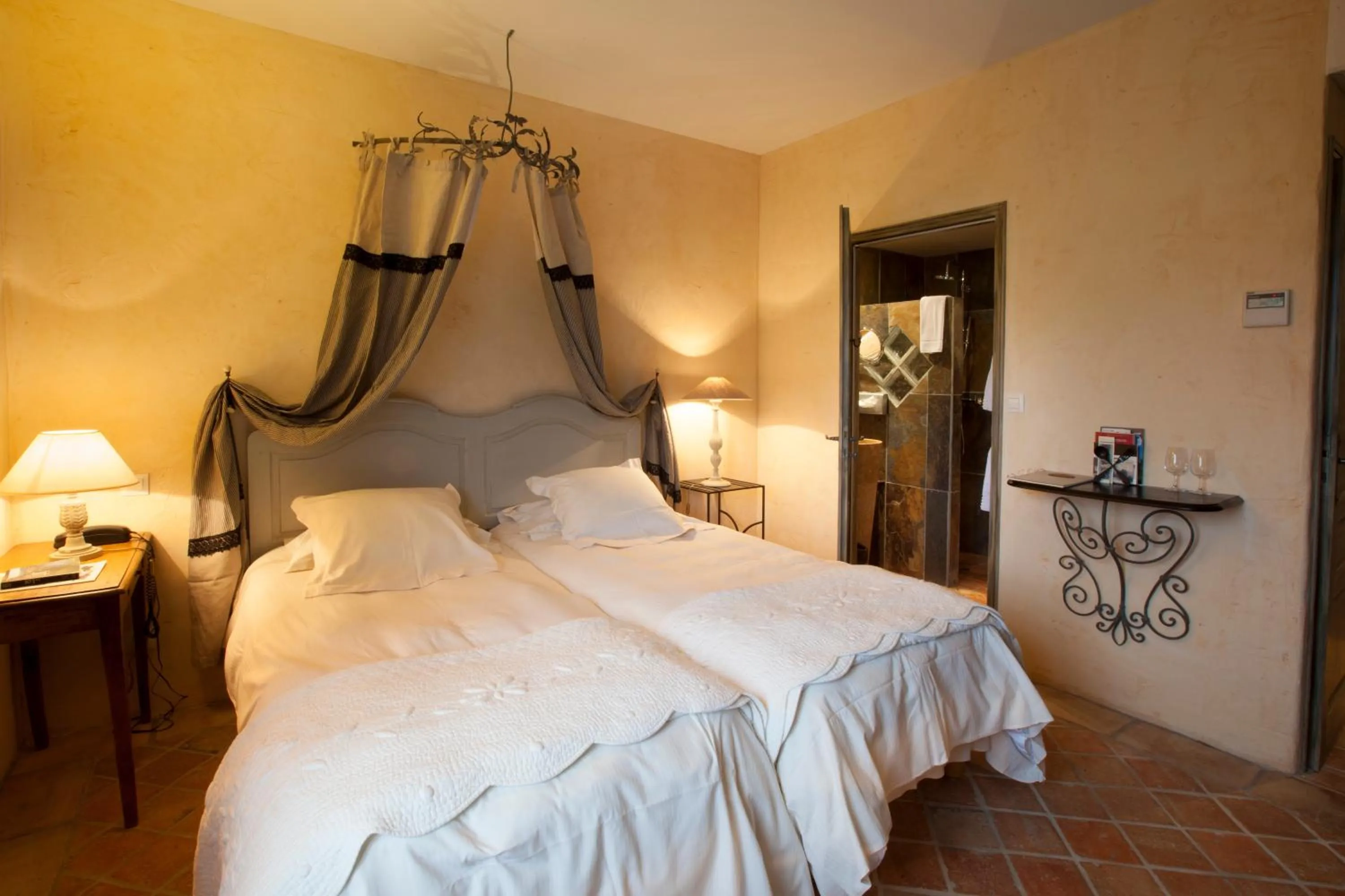 Photo of the whole room, Bed in Hôtel-Spa Le Saint Cirq