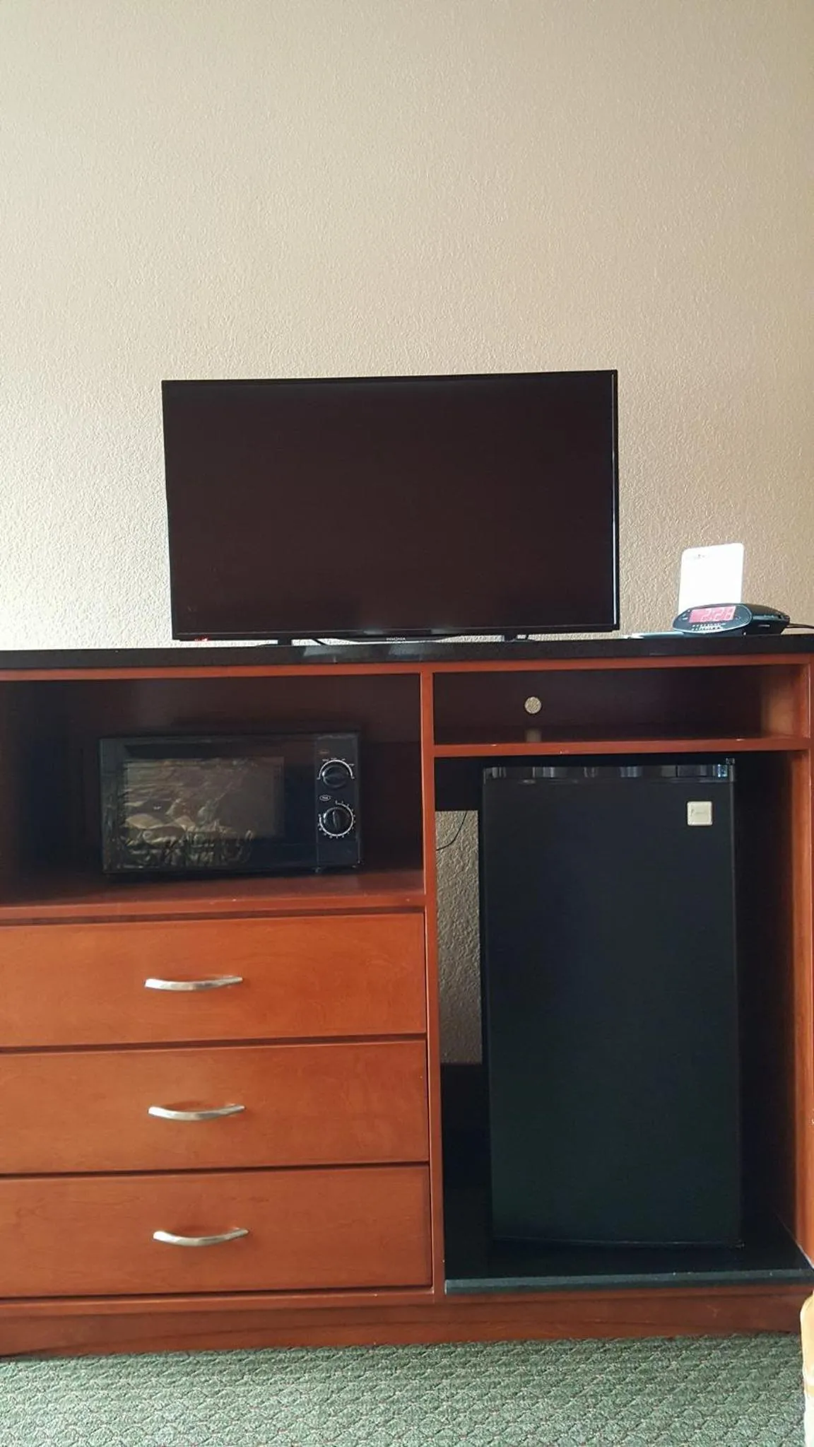 TV and multimedia in Budgetel Inn and Suites