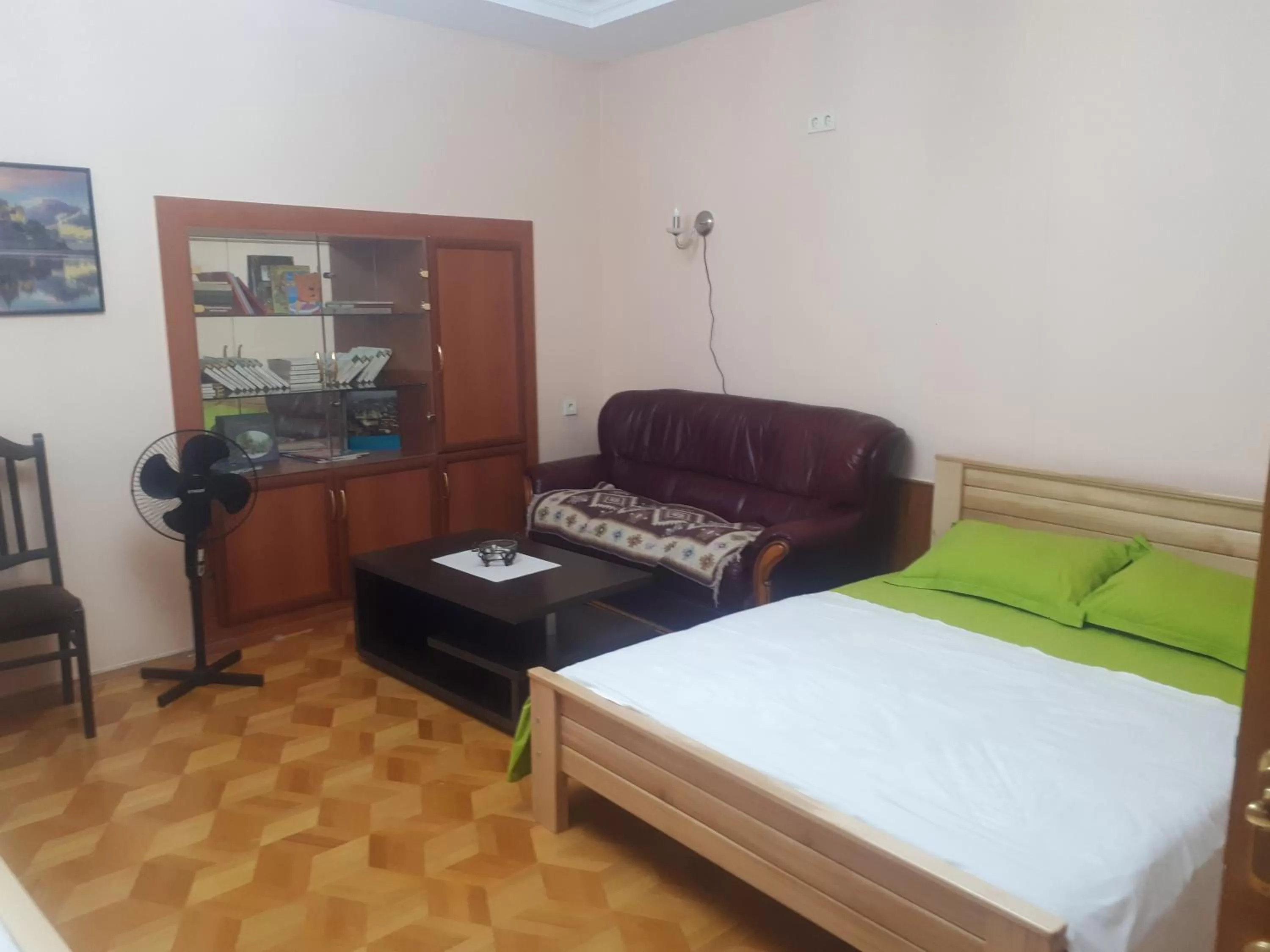 Living room, Bed in Sunflower Hotel