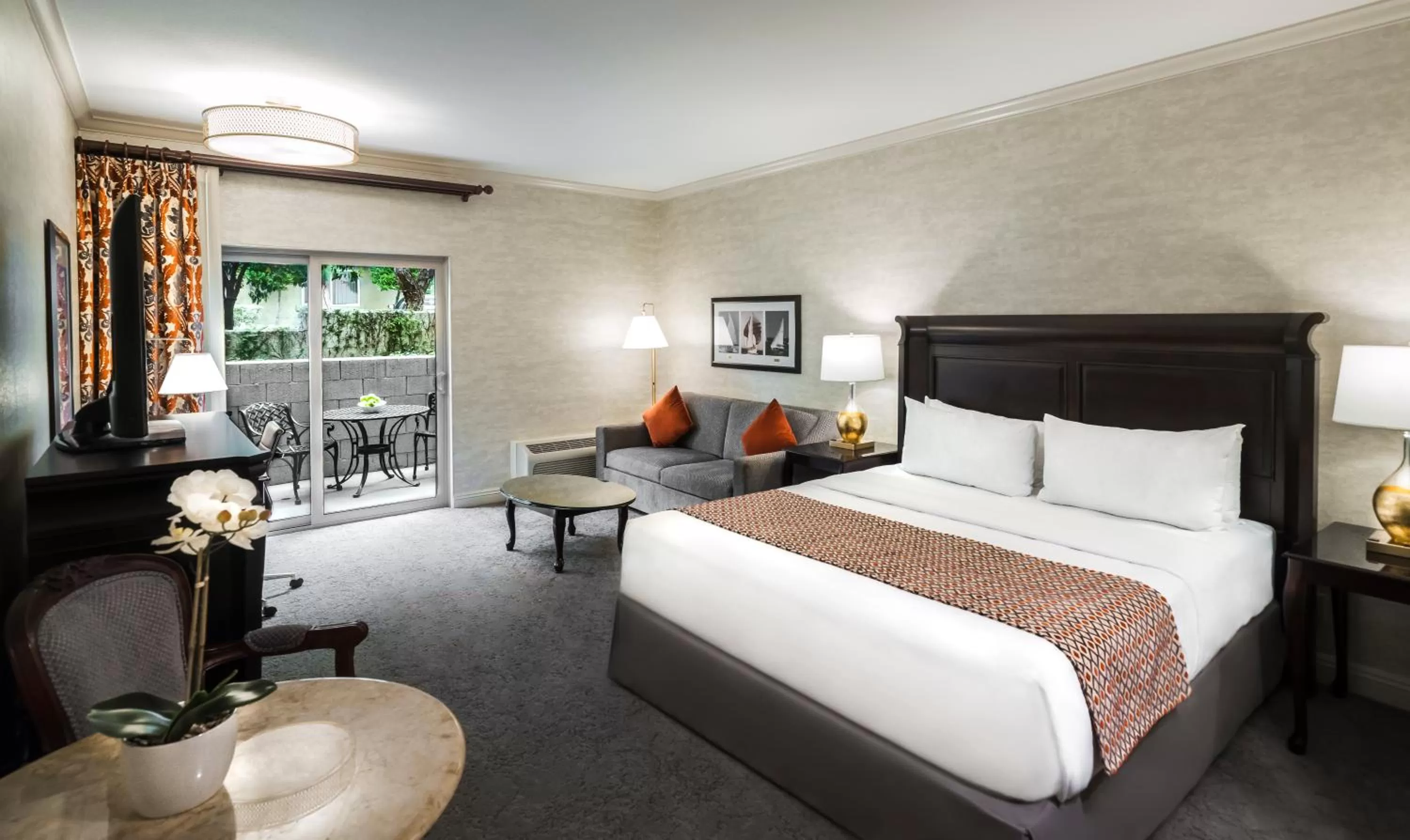 Bedroom, Bed in Ayres Hotel Costa Mesa Newport Beach