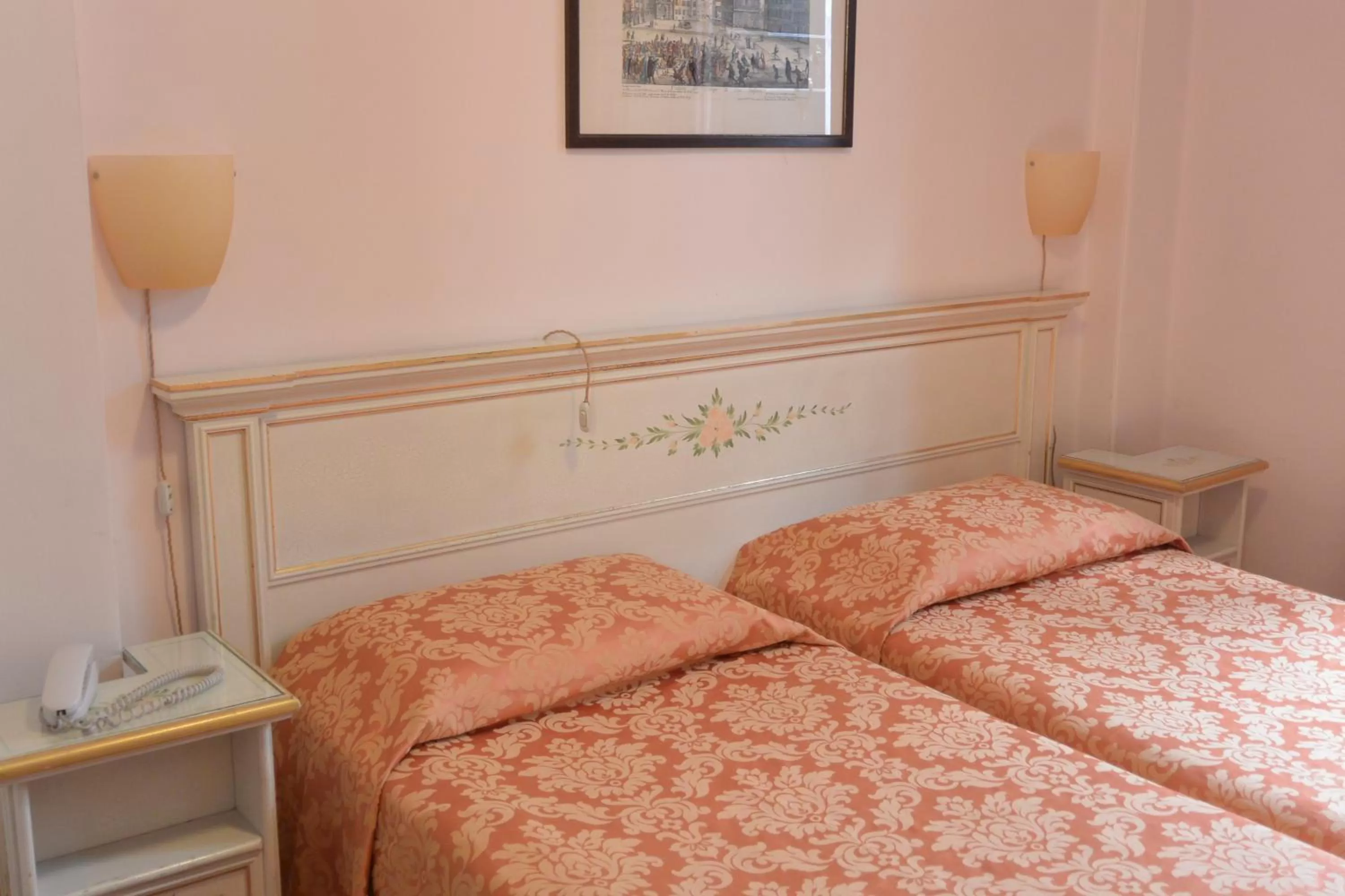 Photo of the whole room, Bed in Ambassador Tre Rose