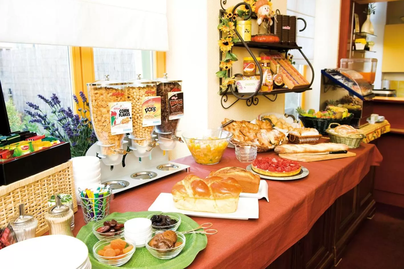 Food and drinks in Logis-Hôtel des Oliviers